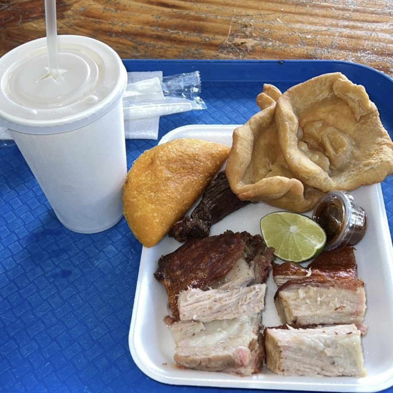 Lechona con hojaldre y empanada. 