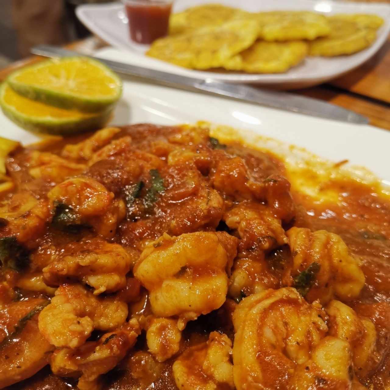 Camarones a la criolla con patacones
