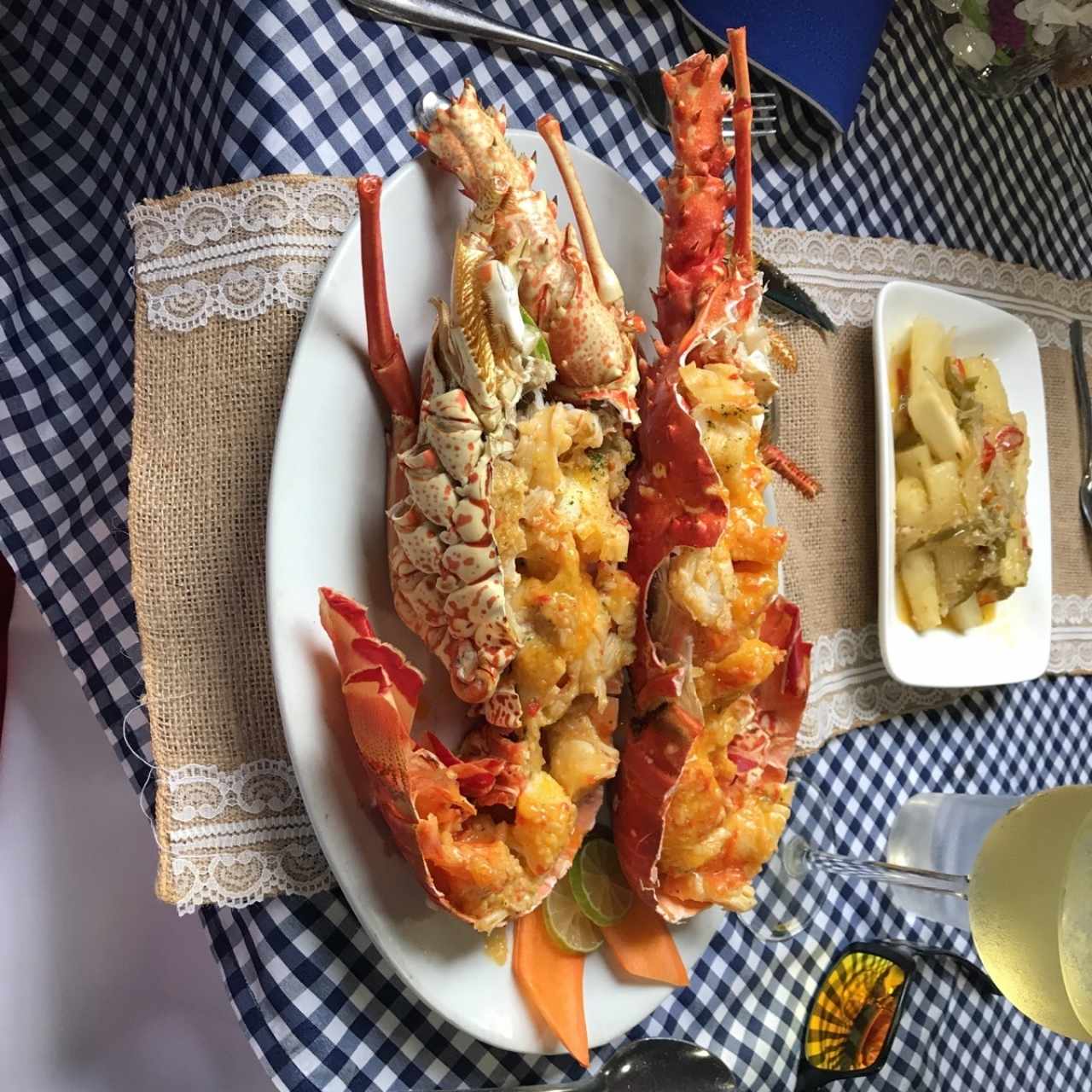 langosta al ajillo y yuca al moho