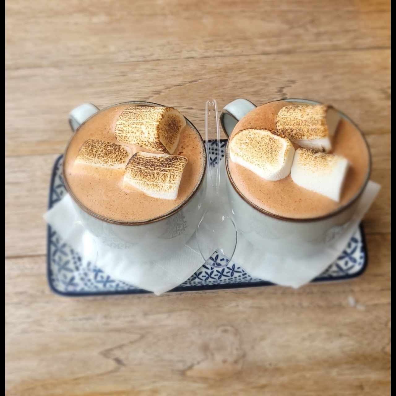 Chocolate caliente con malvas