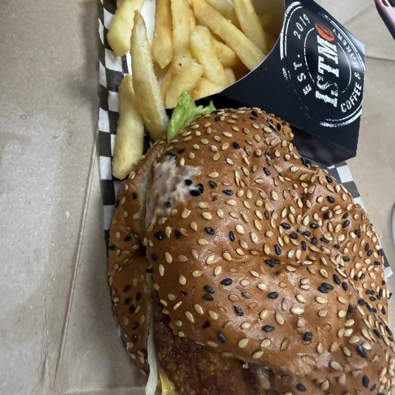 Istmo Crispy Chicken Burger con Papas