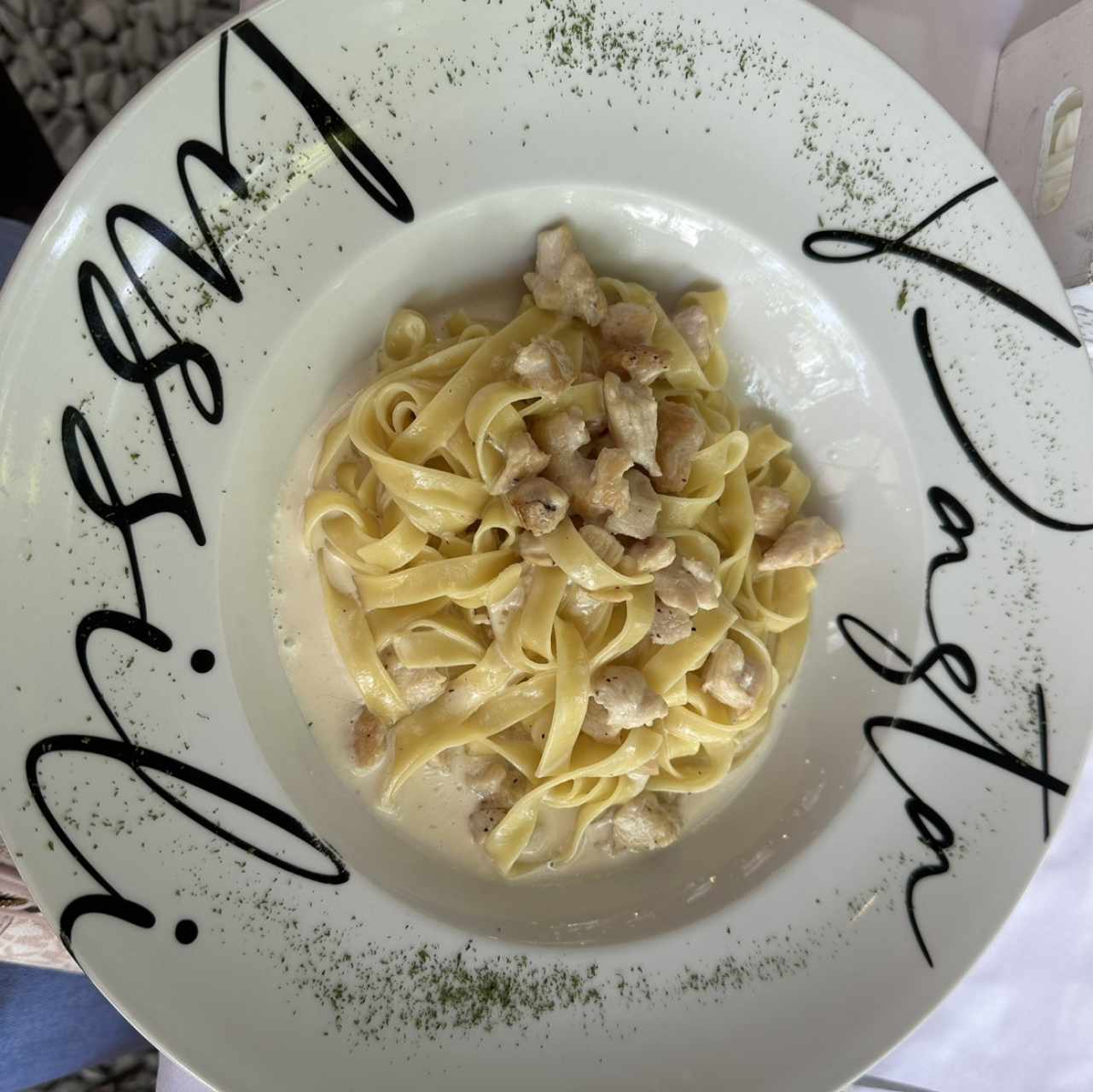 FETTUCCINE ALFREDO CON JAMÓN, POLLO O TOCINO