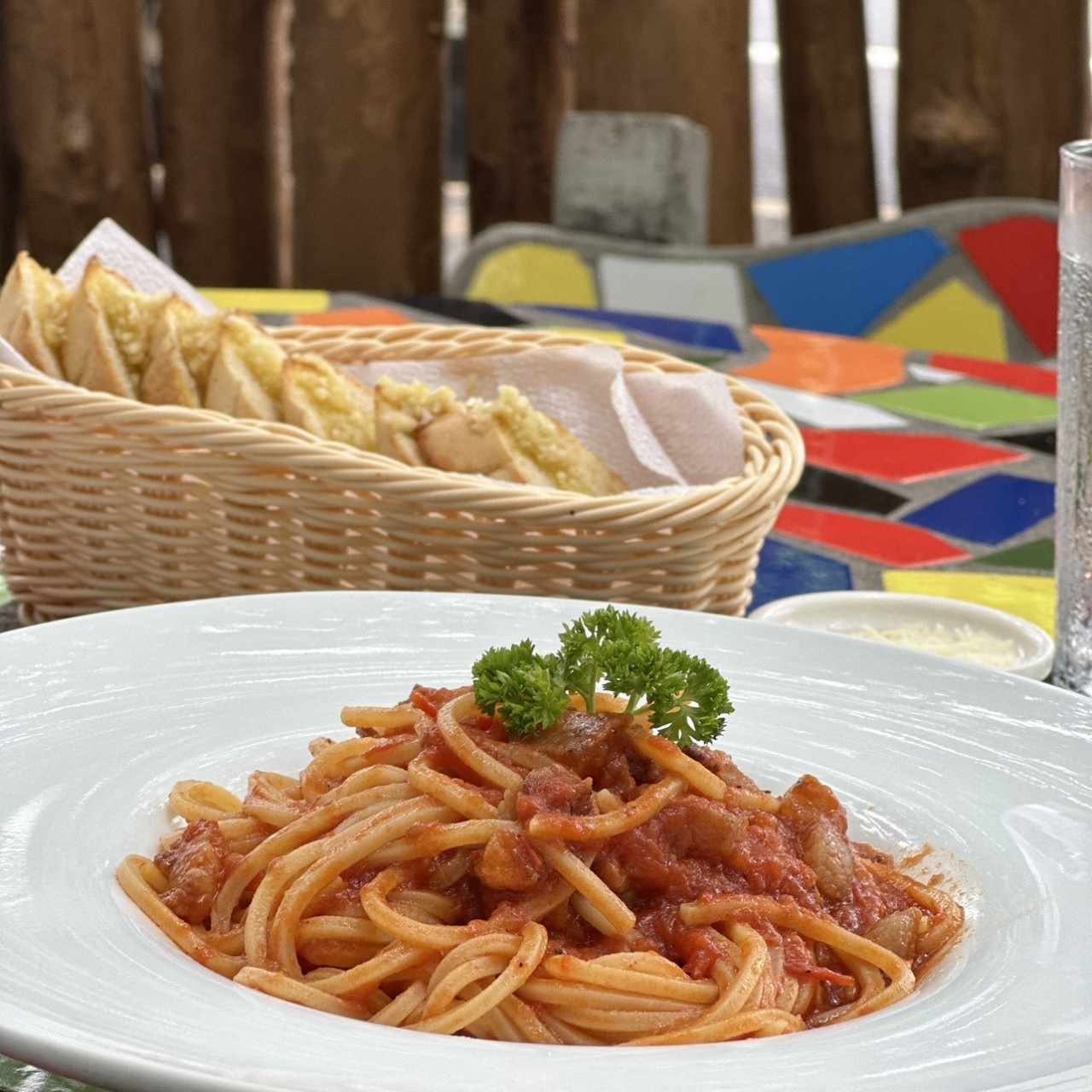 Amatriciana y pan de ajo