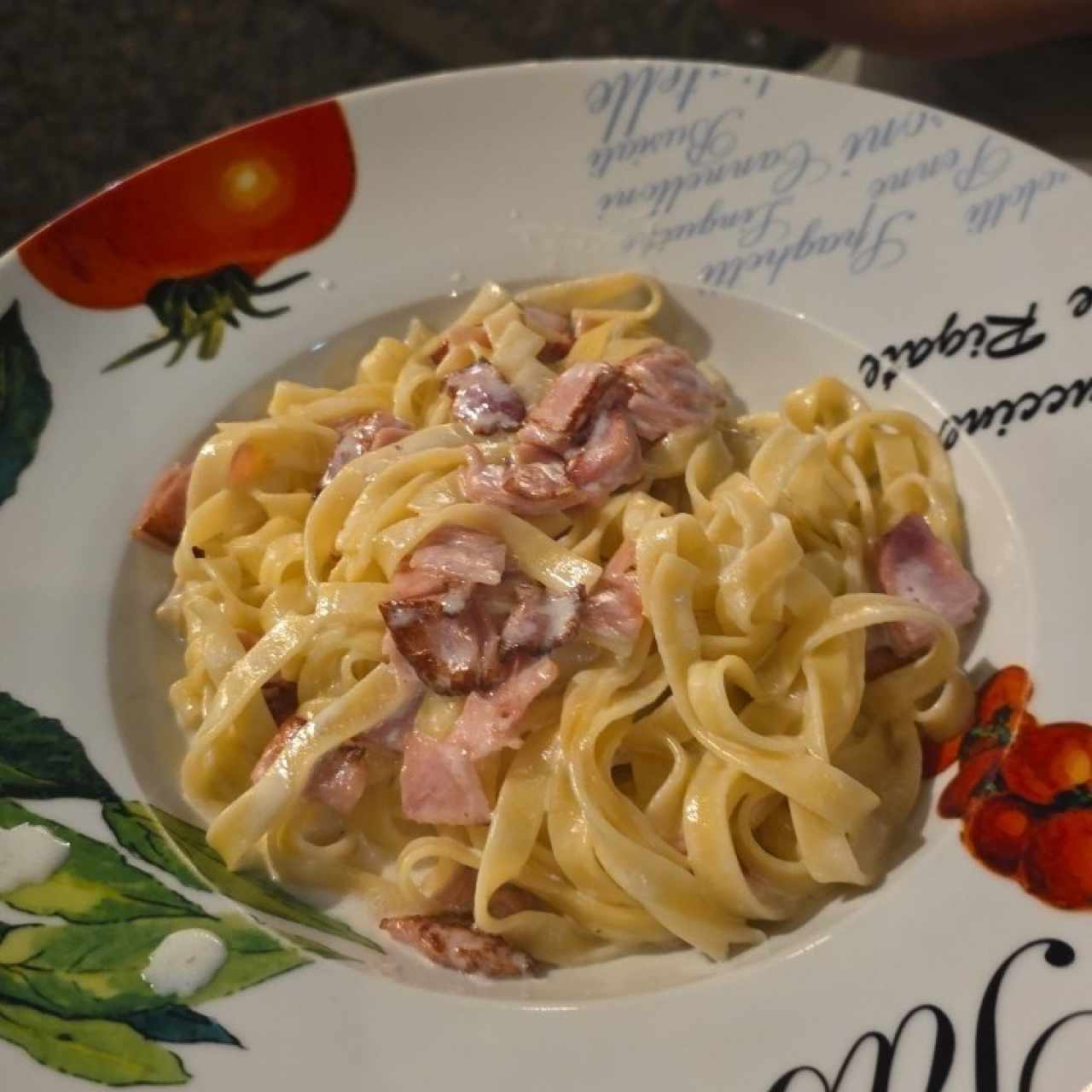 FETTUCCINE ALFREDO CON JAMÓN, POLLO O TOCINO