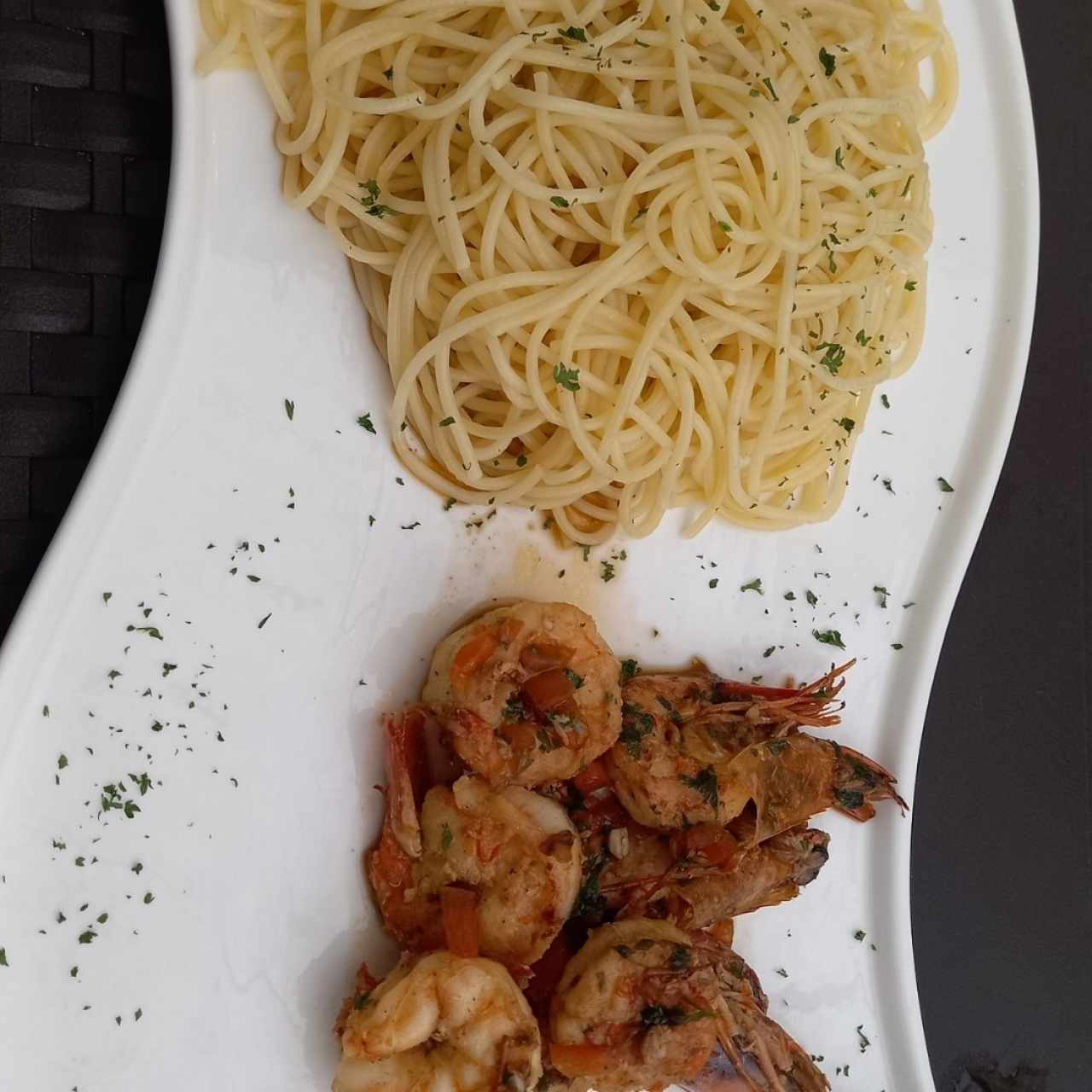 espaguetis al óleo y langostinos