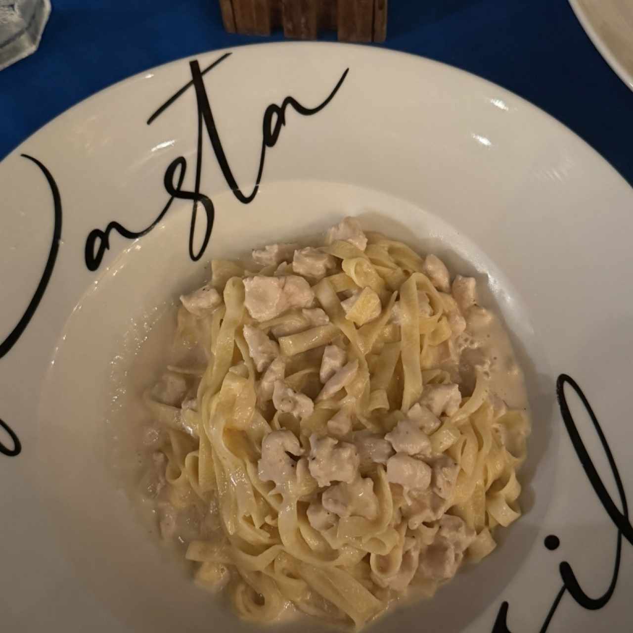 FETTUCCINE ALFREDO CON JAMÓN, POLLO O TOCINO
