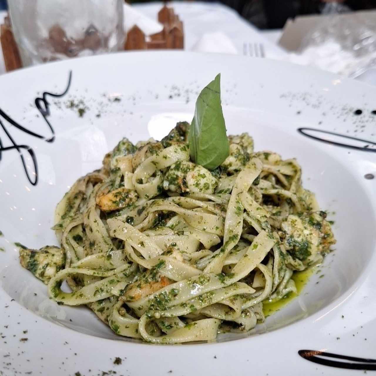 FETTUCCINE AL PESTO CON CAMARONES