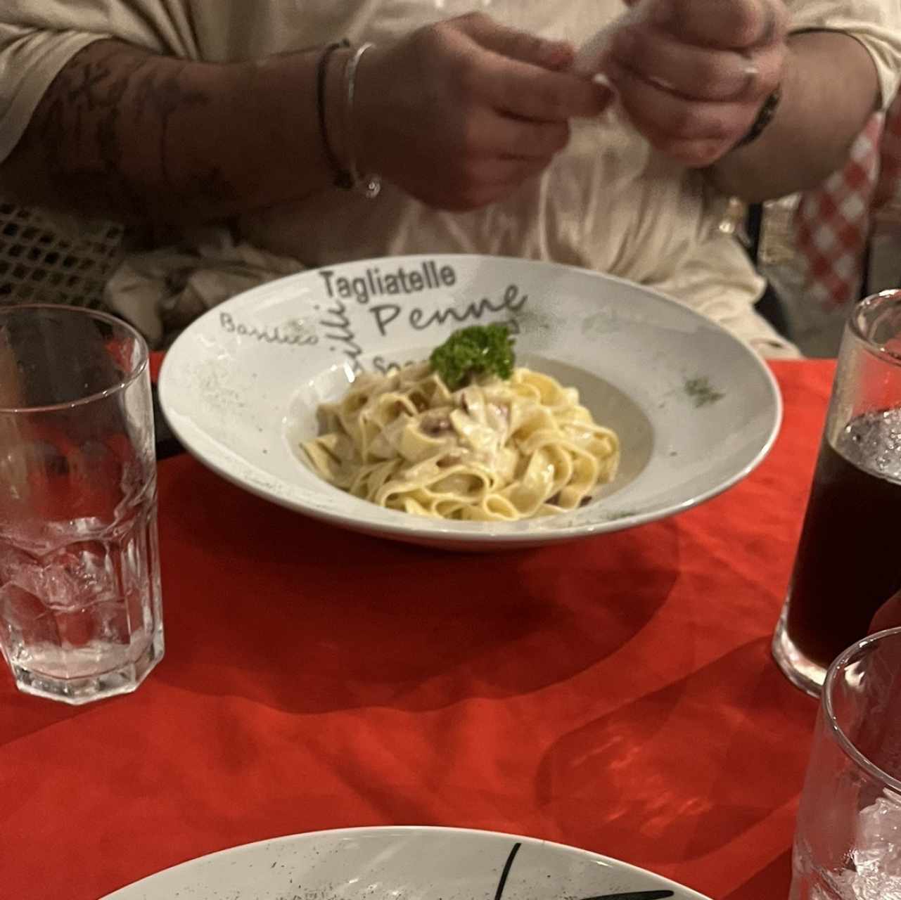 FETTUCCINE ALFREDO CON JAMÓN, POLLO O TOCINO