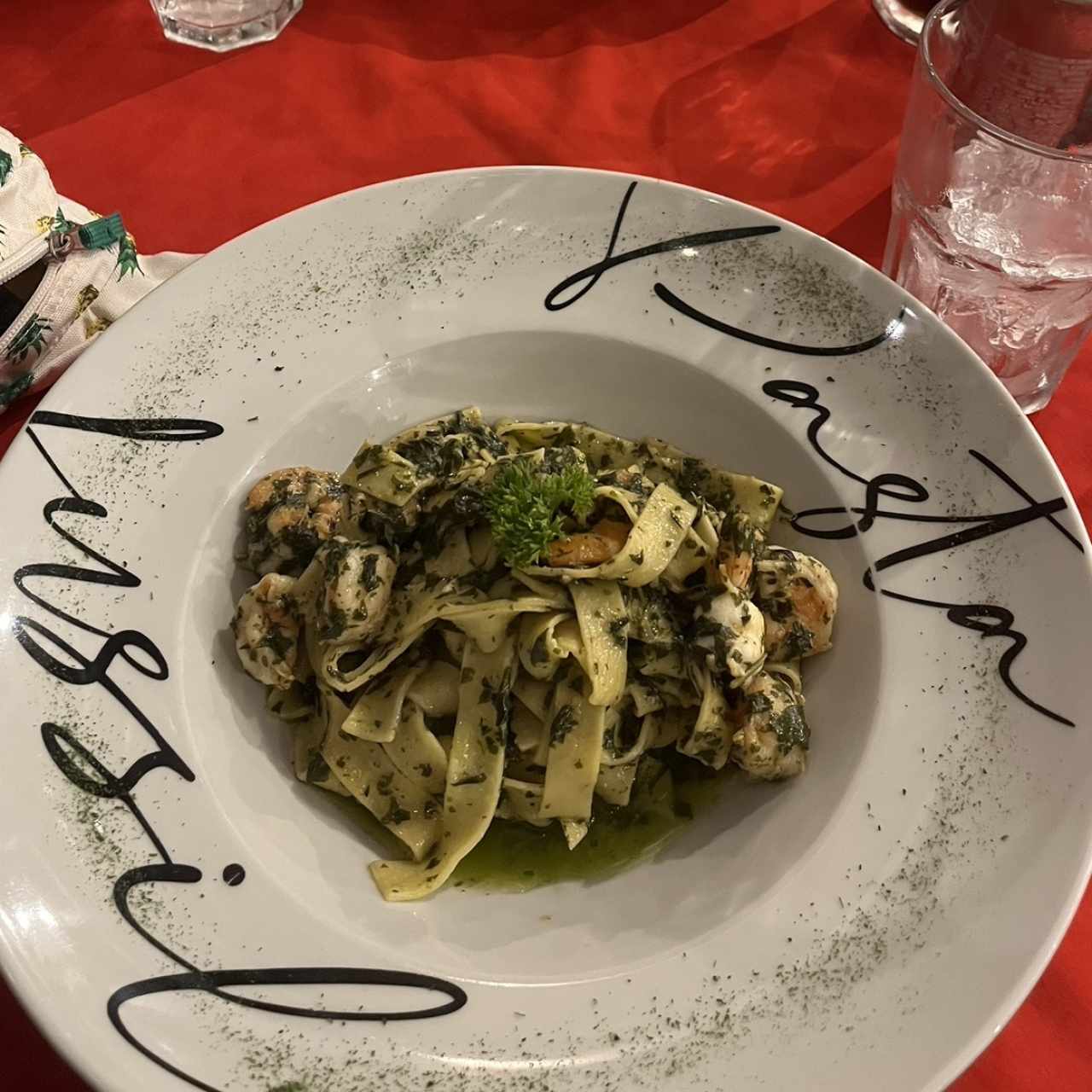 FETTUCCINE AL PESTO CON CAMARONES