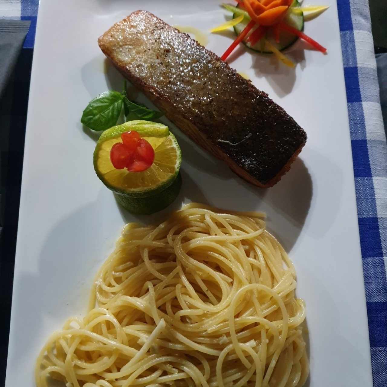 Salmón a la plancha con pasta al óleo