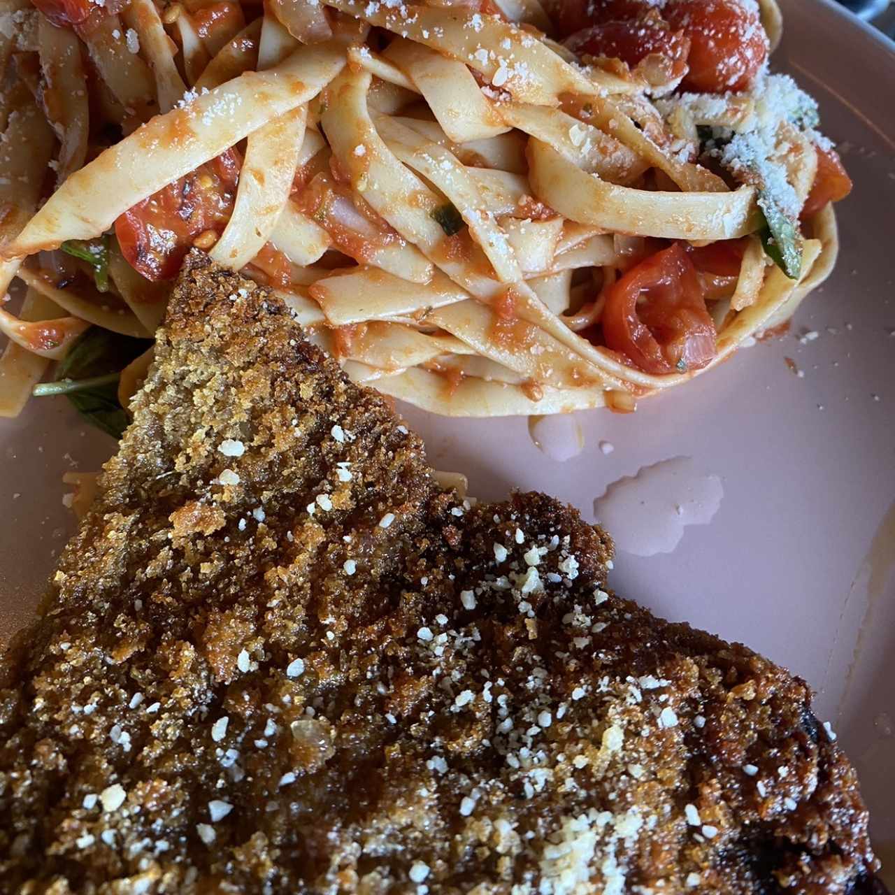 Pasta pomodoro con carne apanada