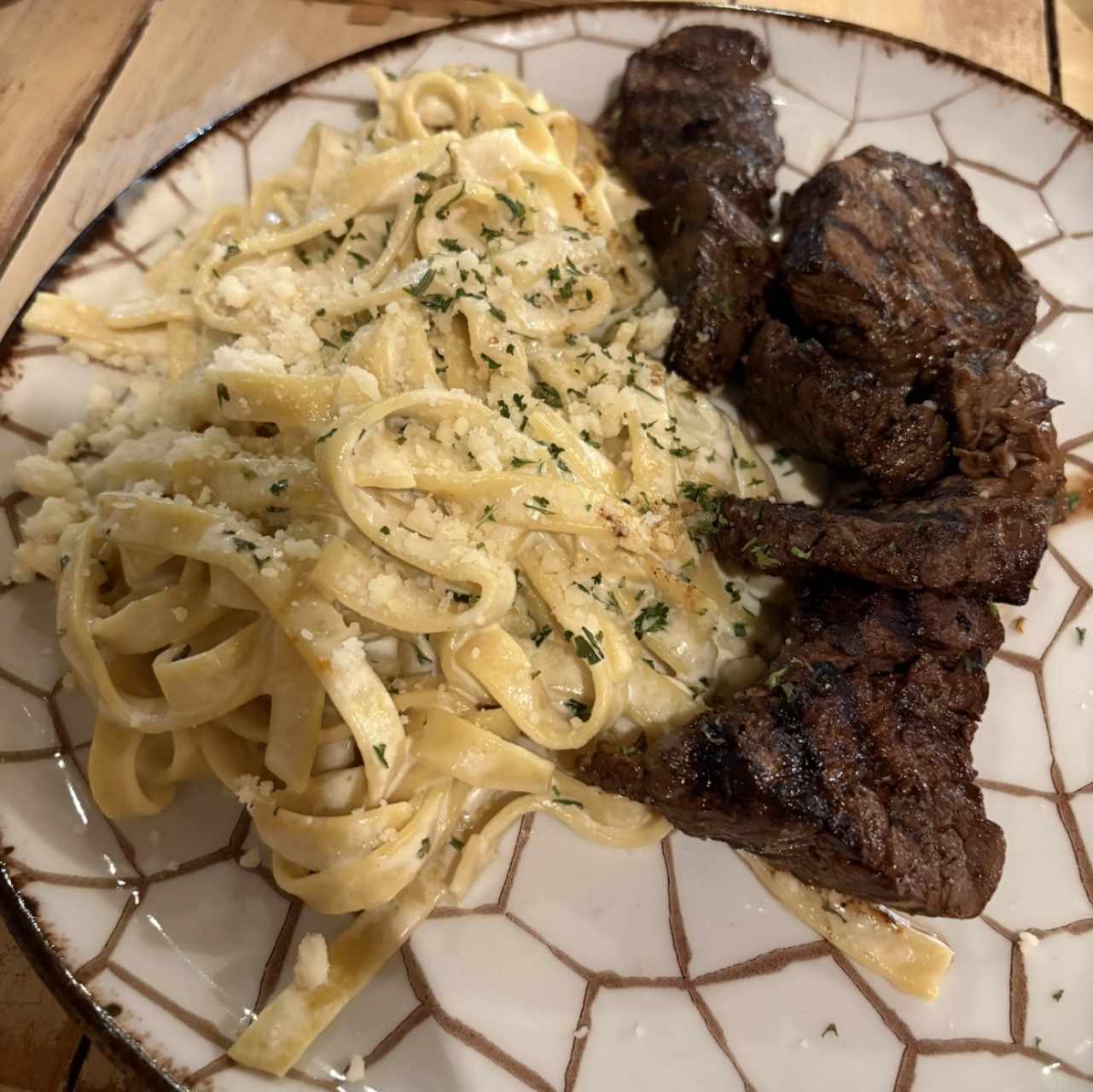 Filete de res con pasta alfredo 