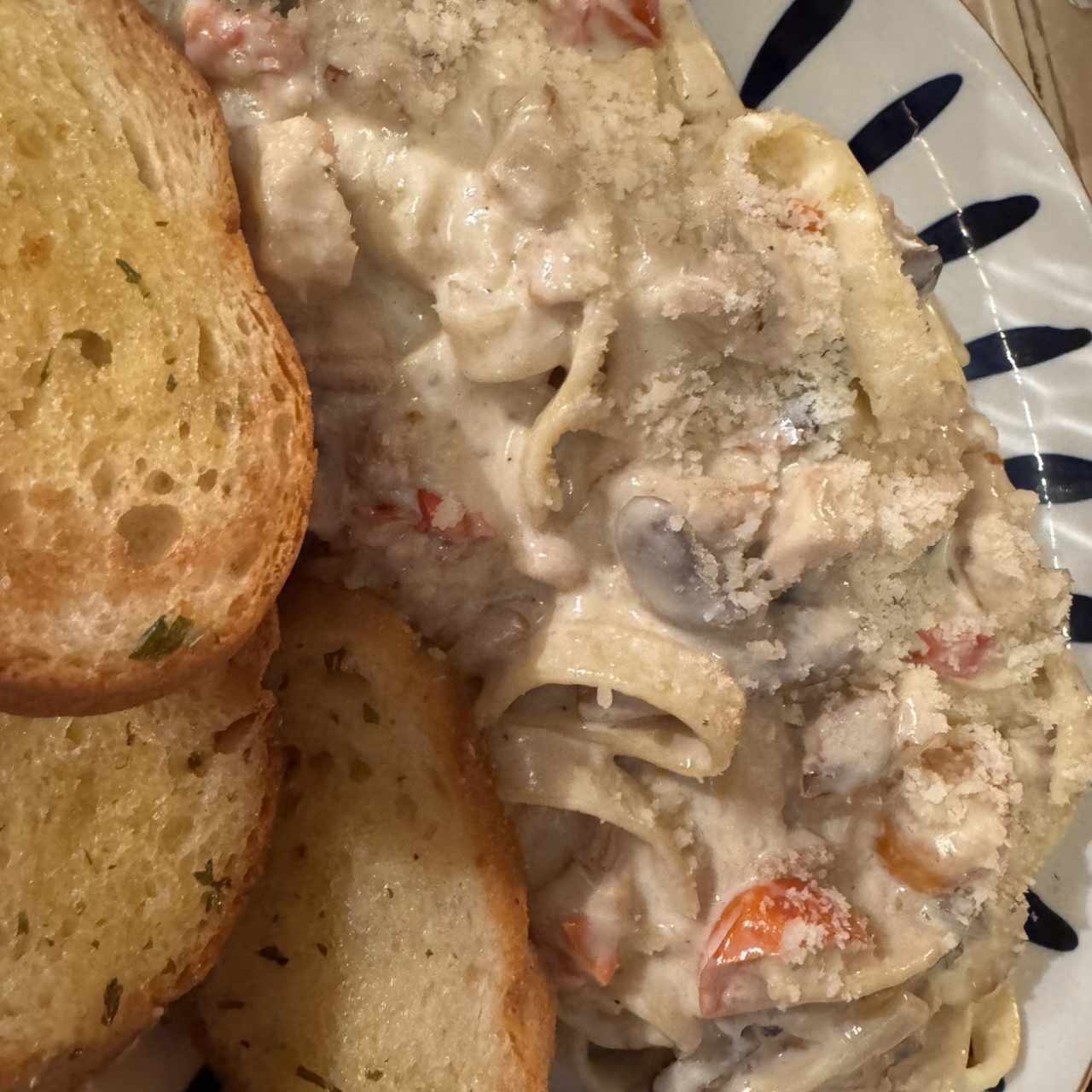 Pasta En Salsa Blanca con Pollo