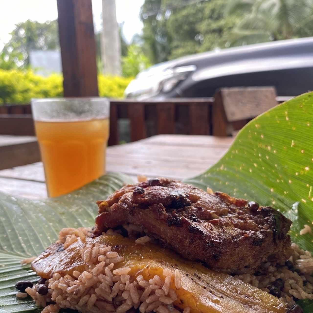 Mono con puerco ahumado + chicha de limón y raspadura + salsita