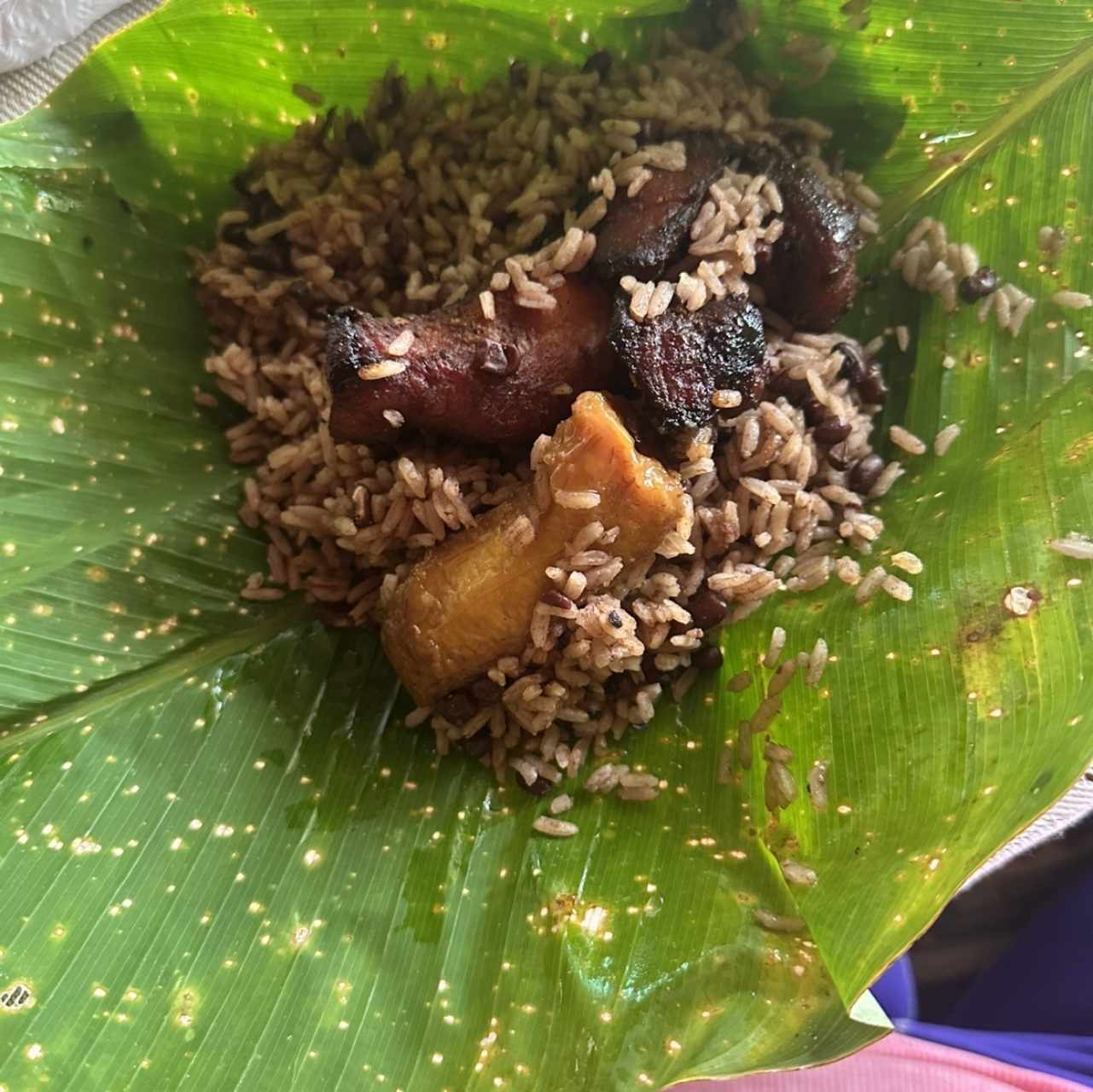 Mono con puerco ahumado + chicha de limón y raspadura + salsita