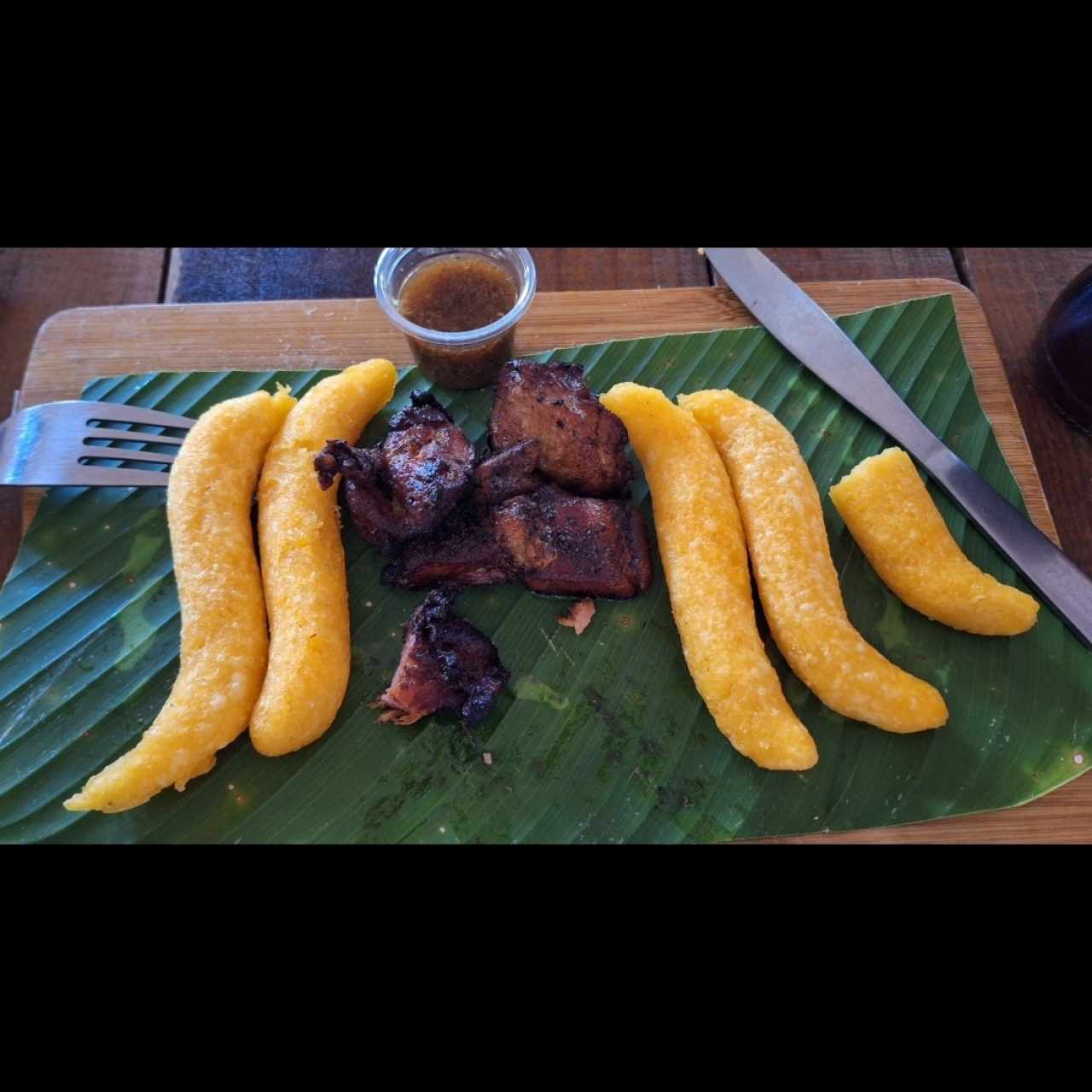 Almojábanos con puerco ahumado + chicha de limón y raspadura + salsita.