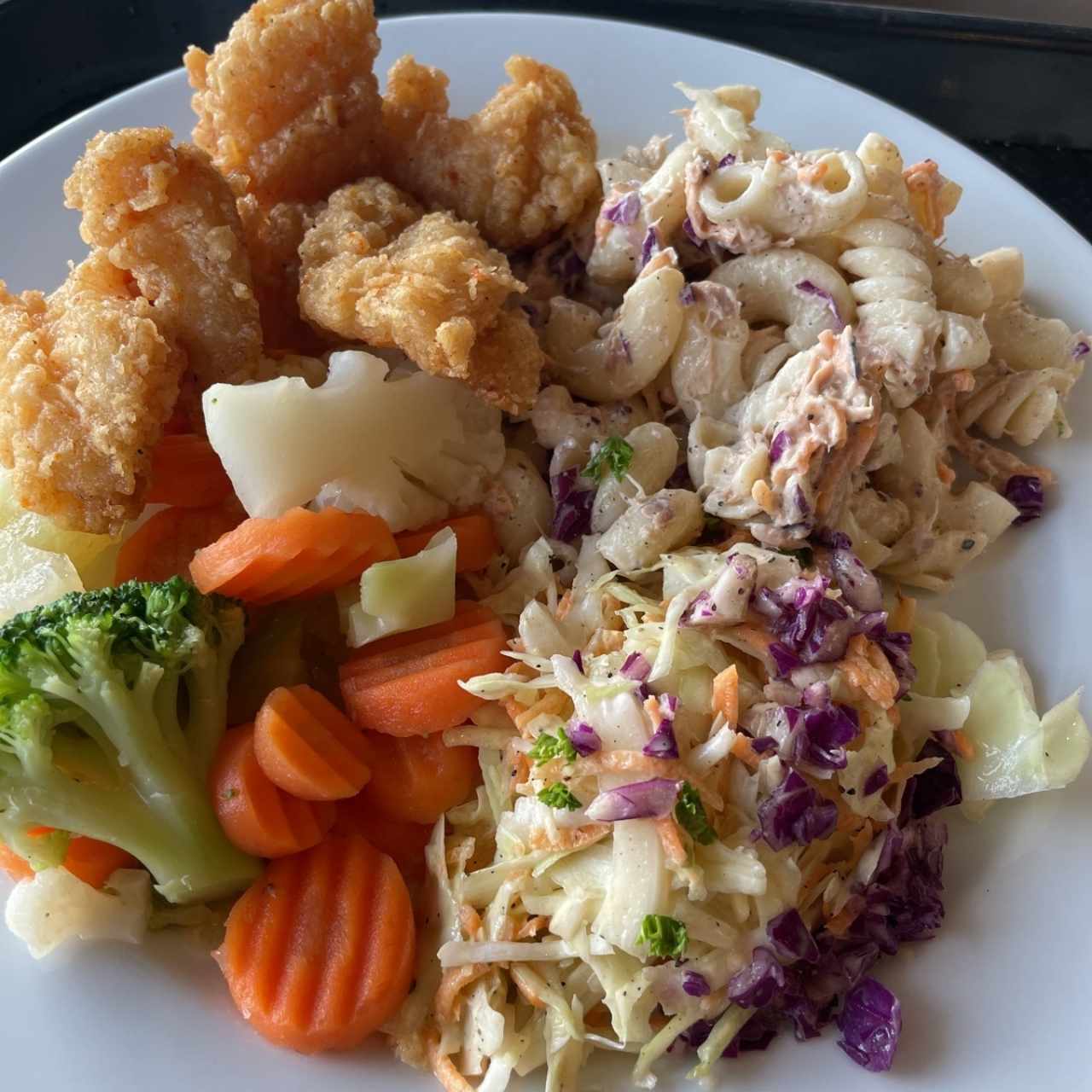 tiras de pescado con vegetales y ensaladas