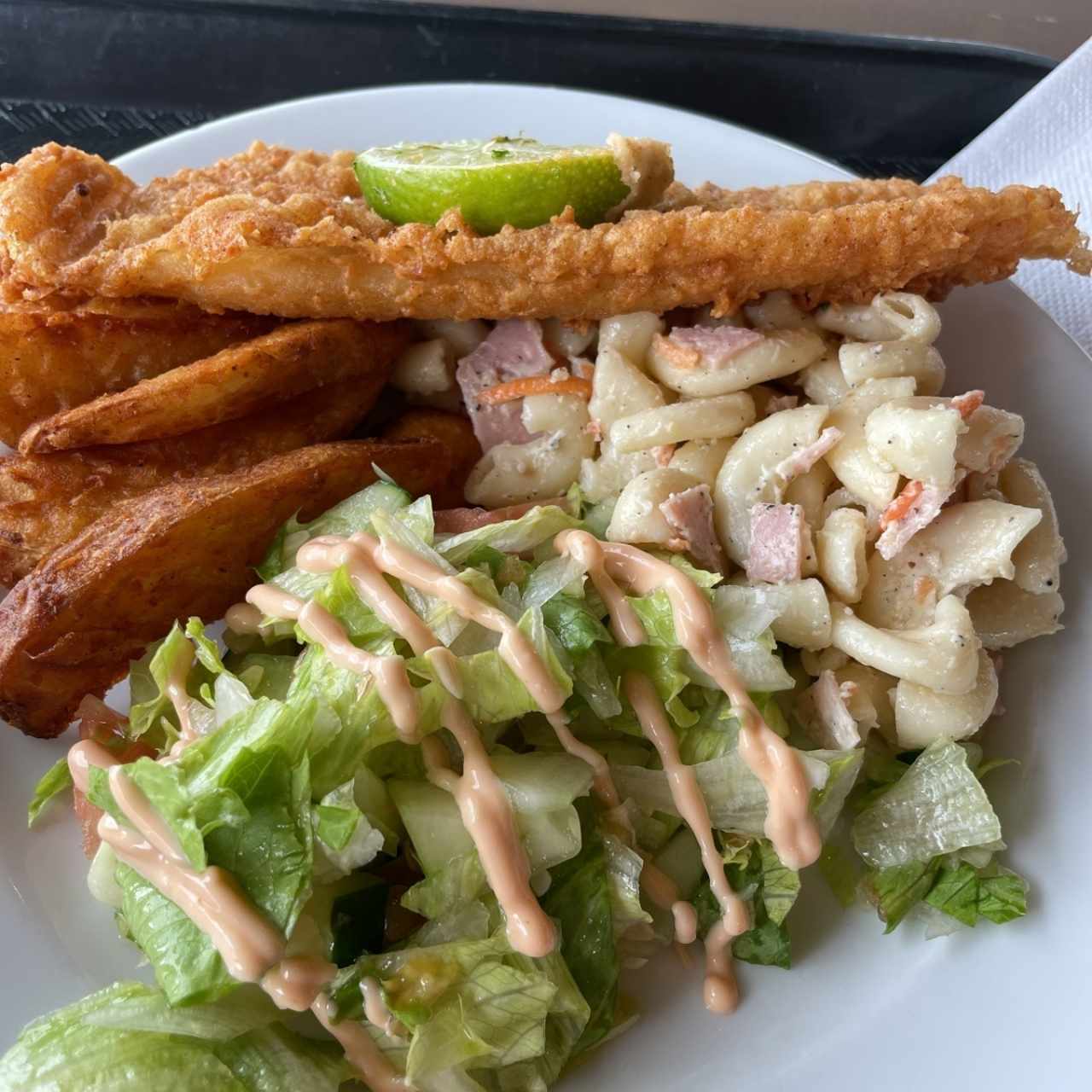 filete de pescado con papas western y ensaladas