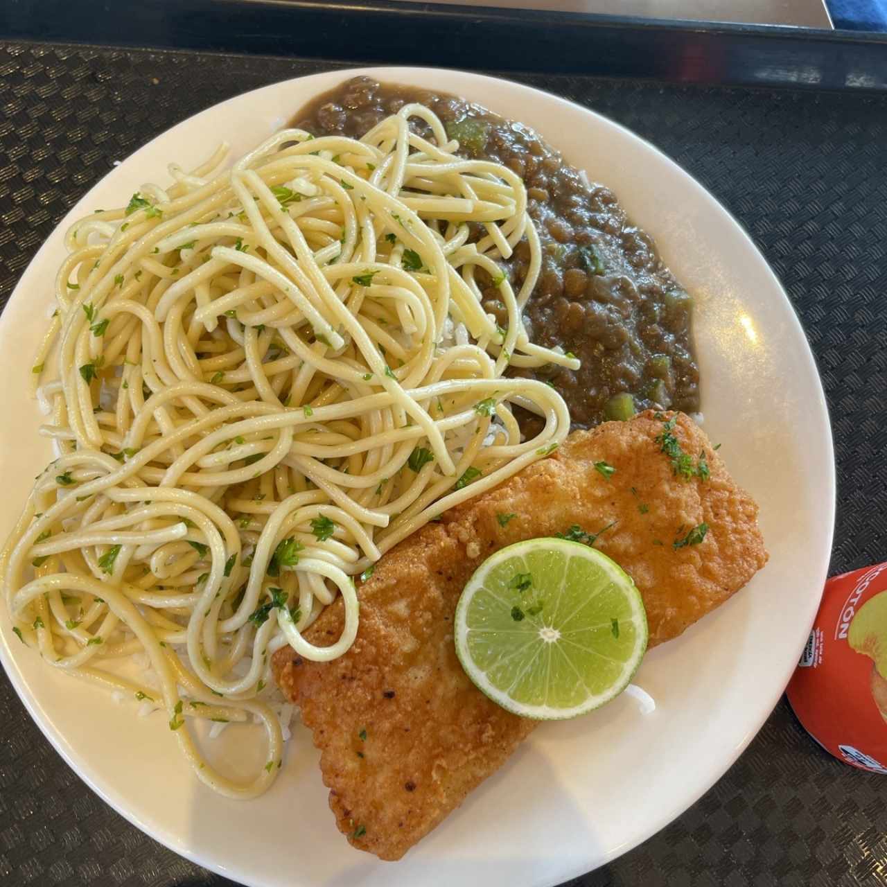 pescado con pasta y frijoles