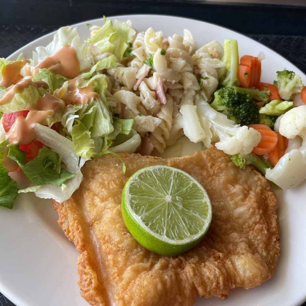 Pescado con vegetales y ensaladas