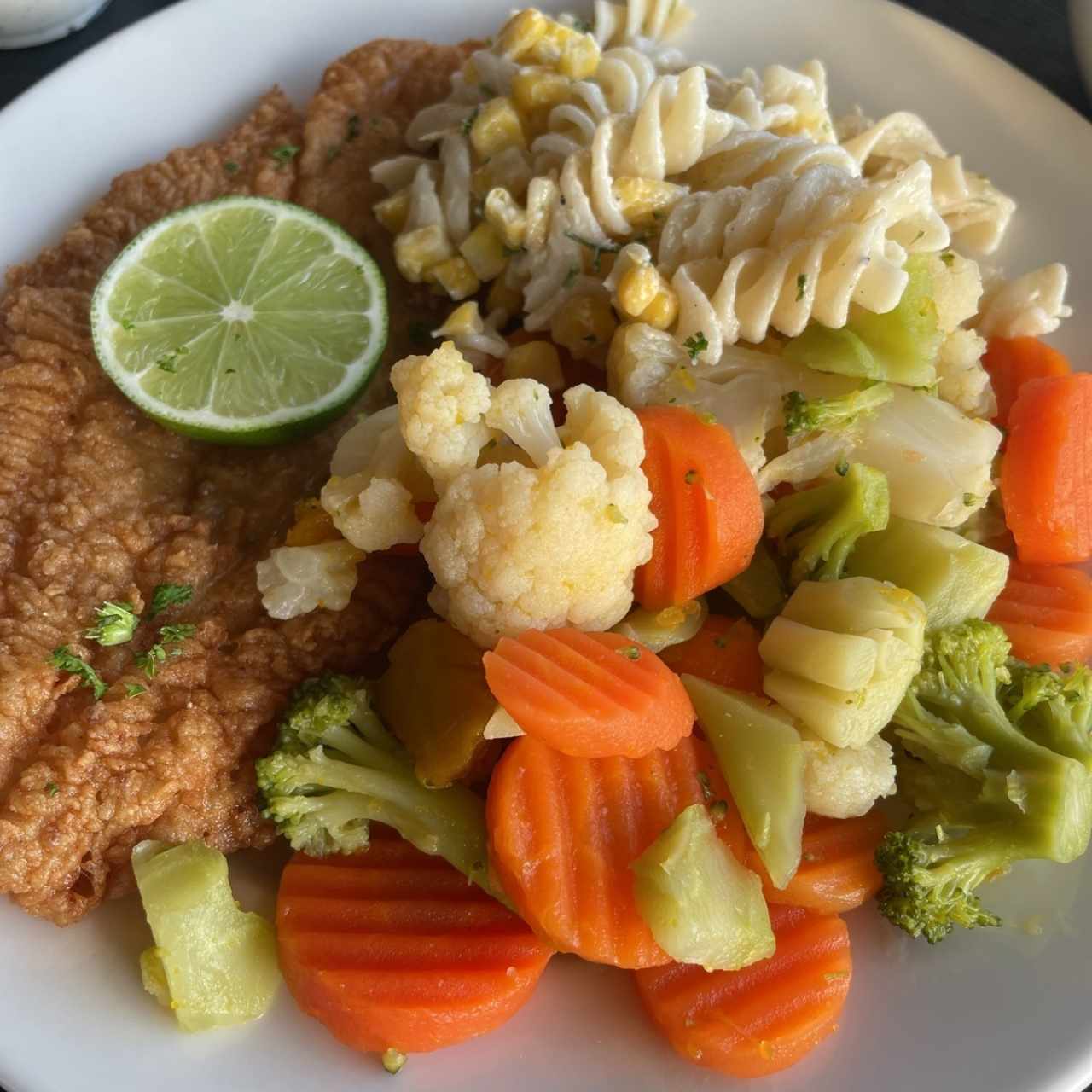 Pescado con vegetales y ensalada