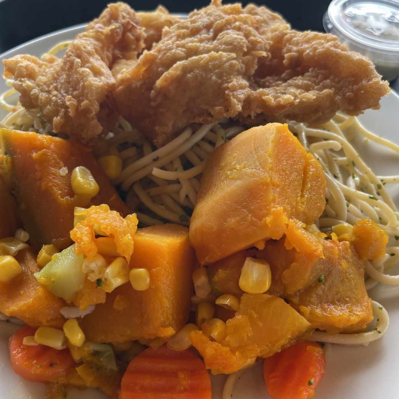 Pescado con vegetales y pasta