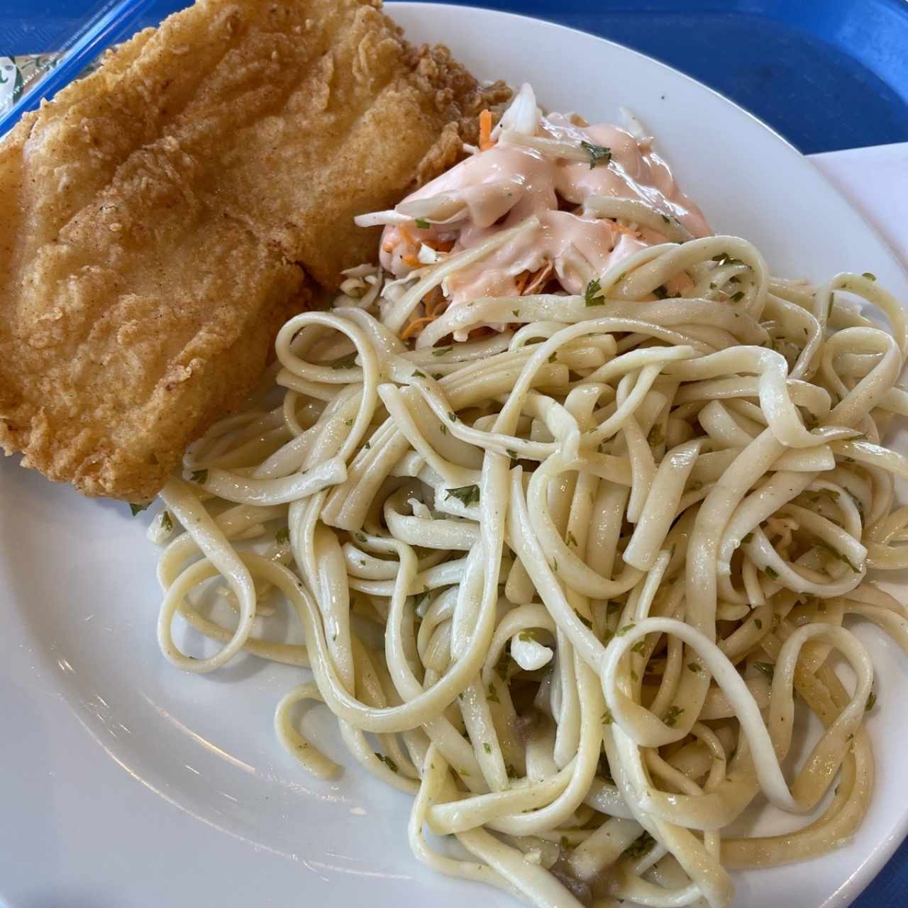 Pescado con pasta y ensalada 