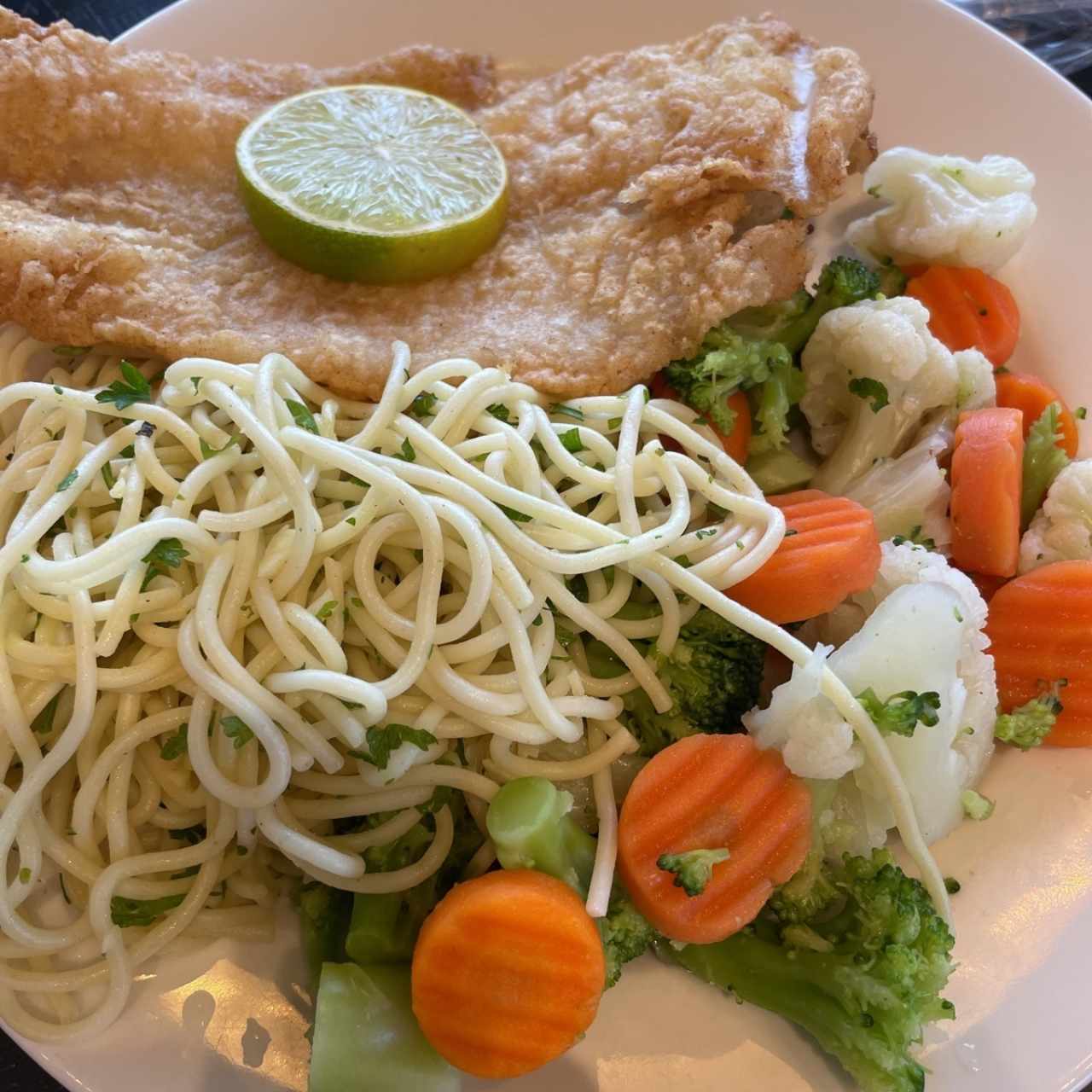 Pescado con vegetales y pasta 