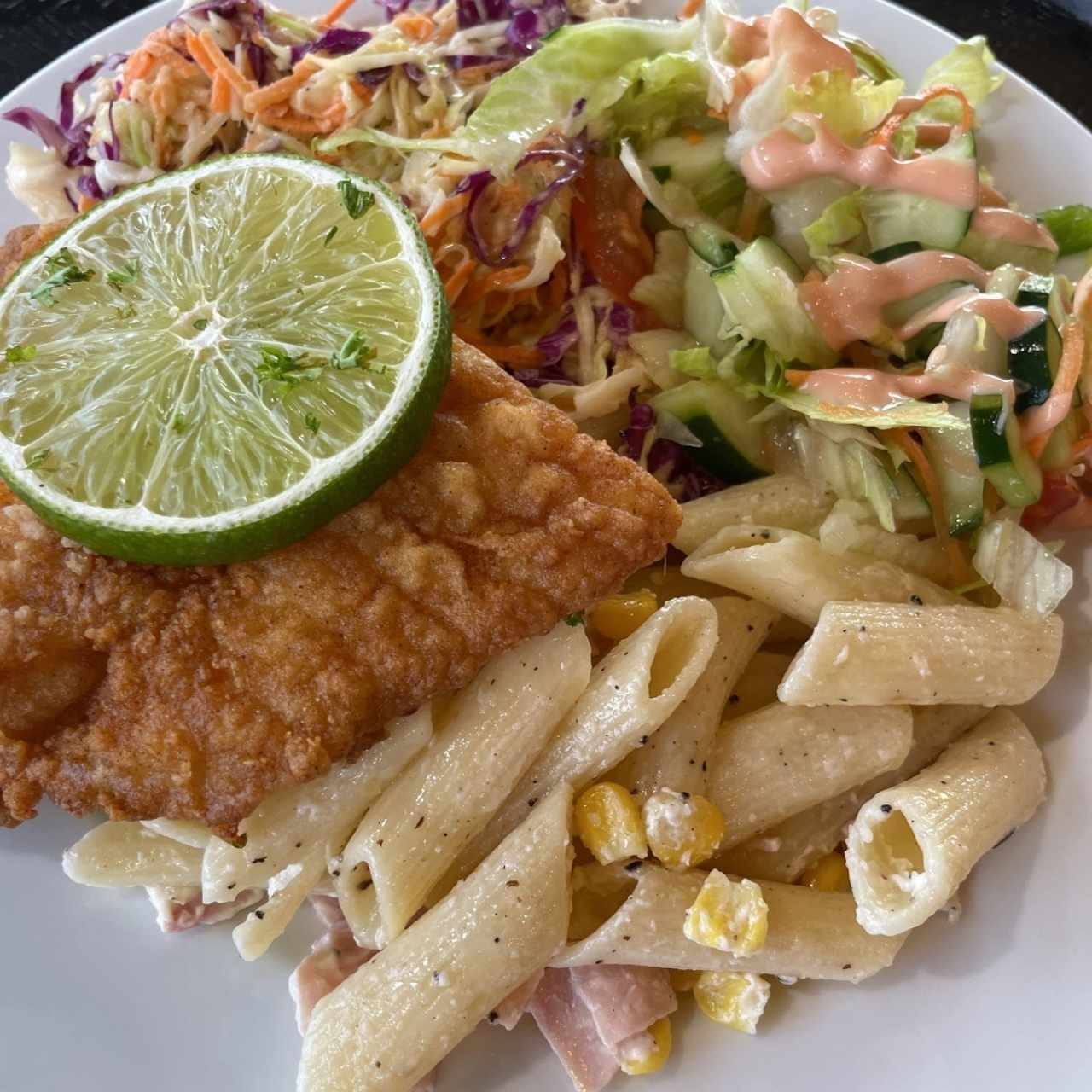 Pescado con ensaladas 
