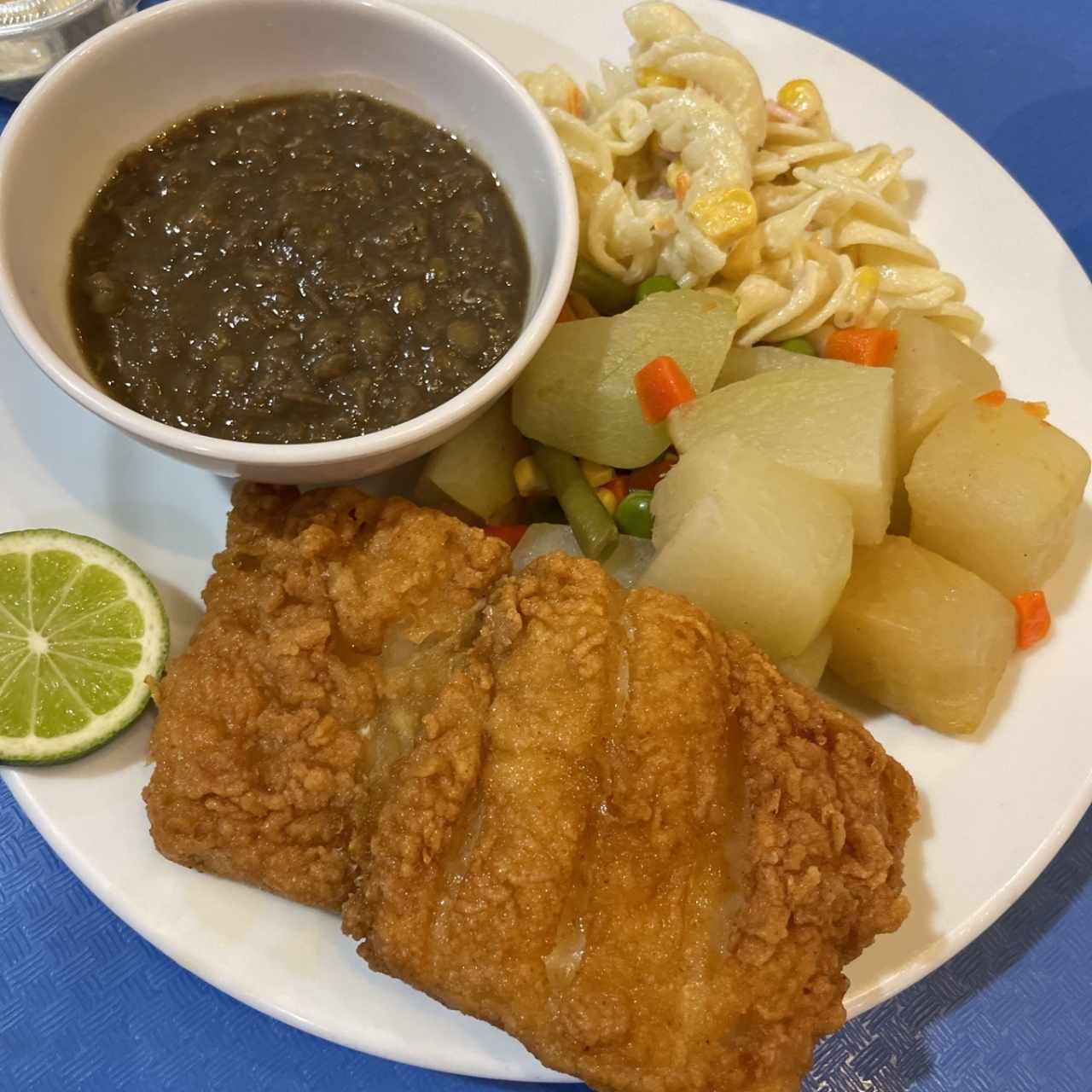 Pescado con lentejas y vegetales 