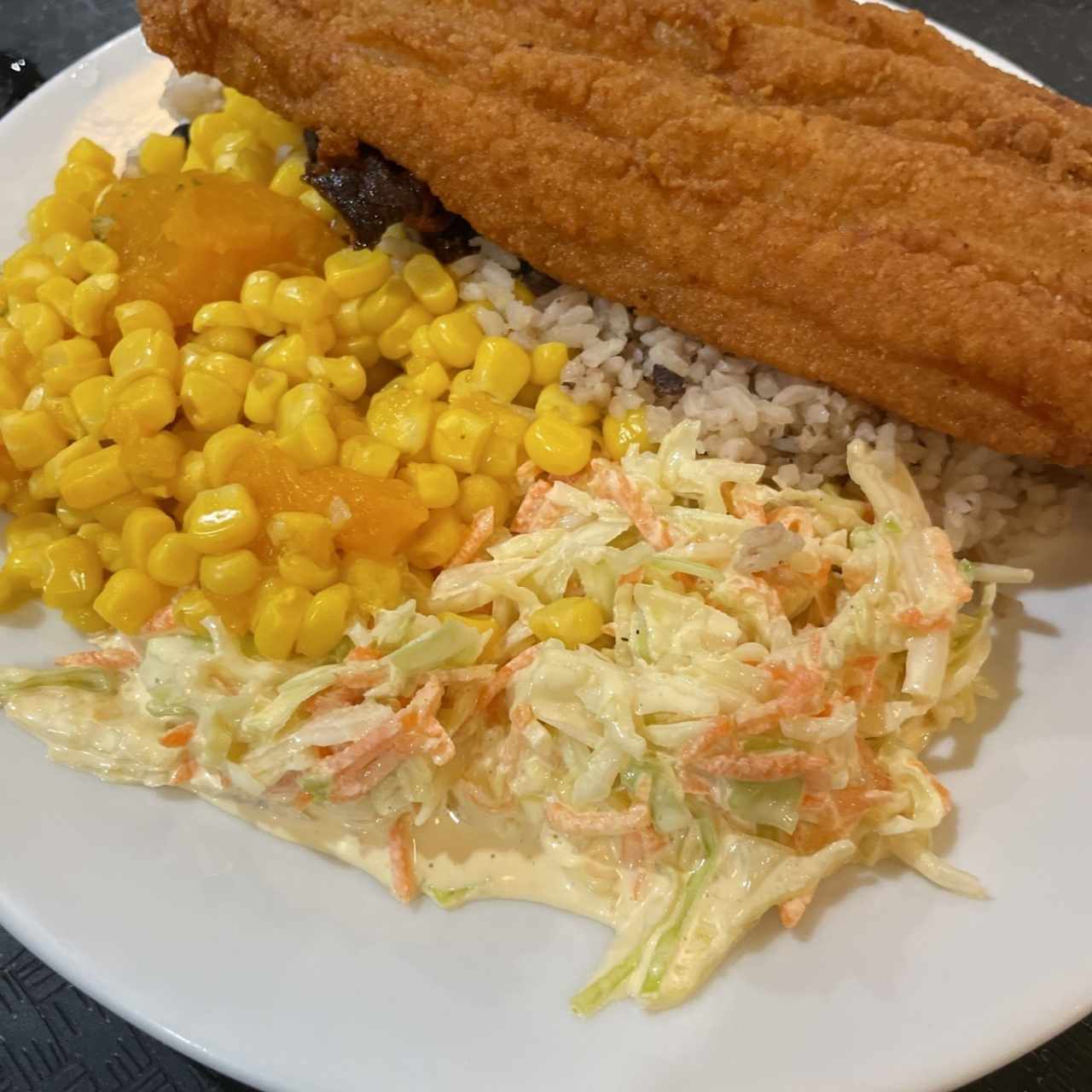 Pescado con arroz, maíz y ensalada 