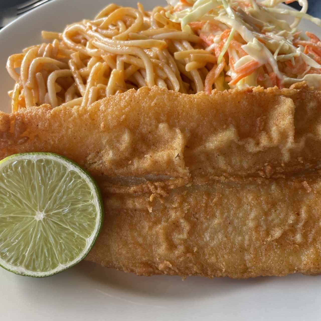 Pescado con pasta y ensalada 