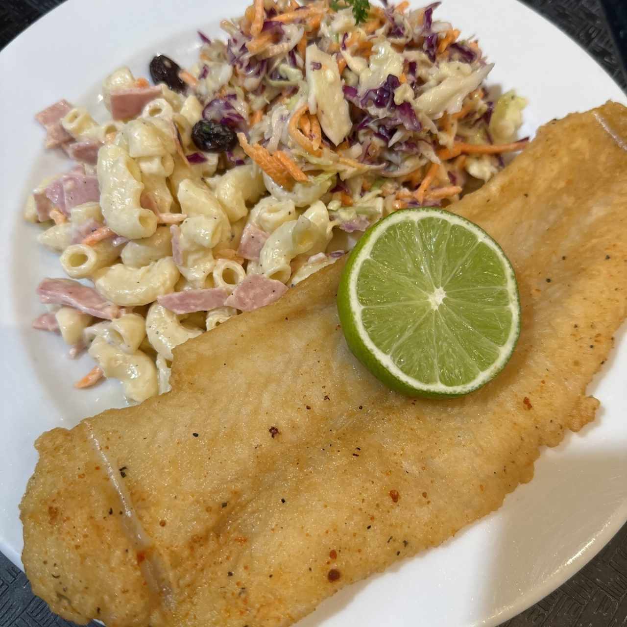 Pescado con ensaladas
