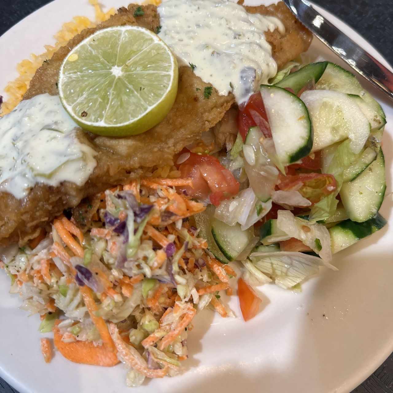 Filete de pescado con arroz y ensaladas