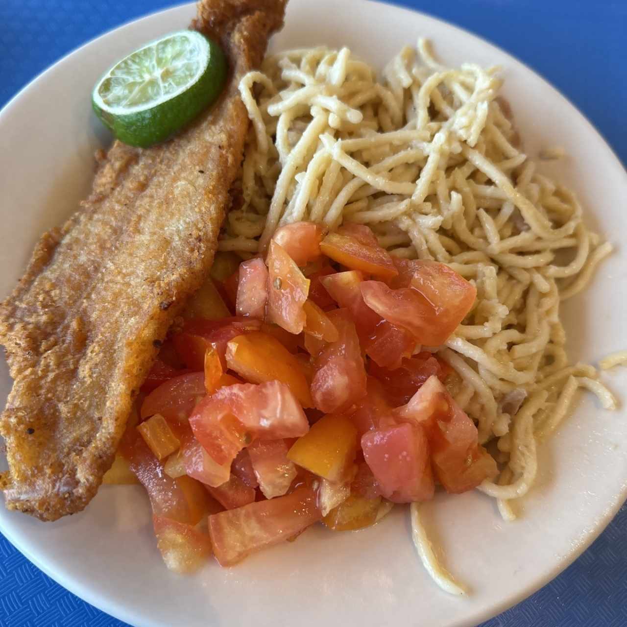 Pescado con pasta y ensalada 