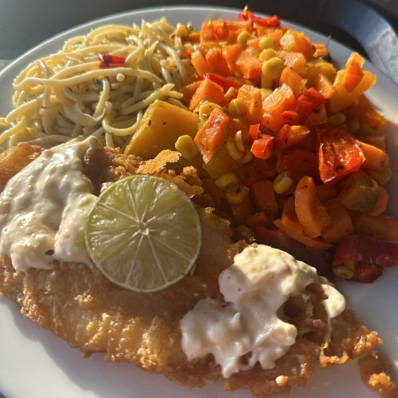 Pescado con pasta y vegetales 
