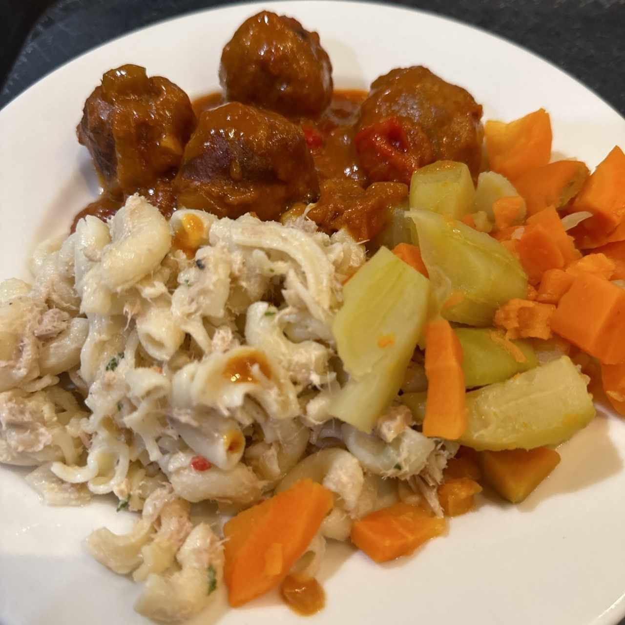 Albóndigas con vegetales y ensalada de coditos