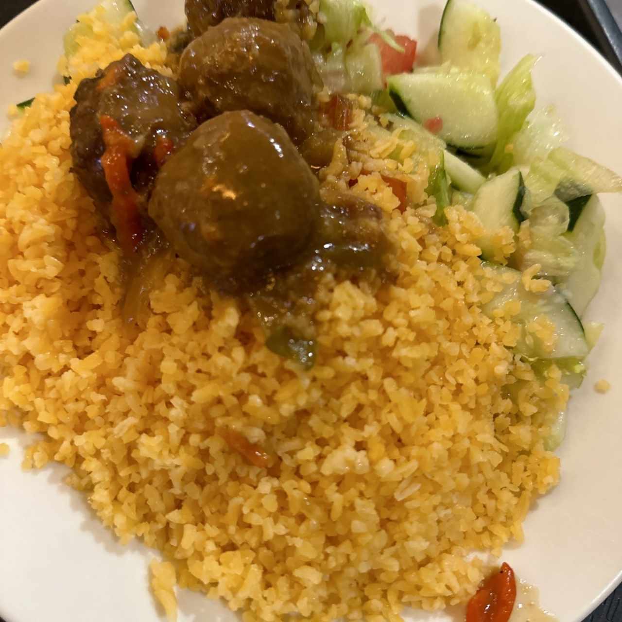 Albóndigas con arroz y ensalada 