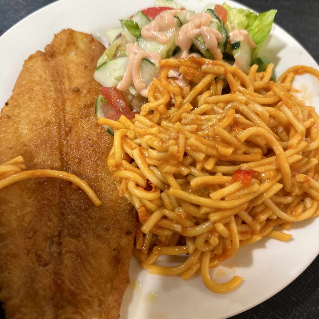 Pescado con pasta y ensalada 