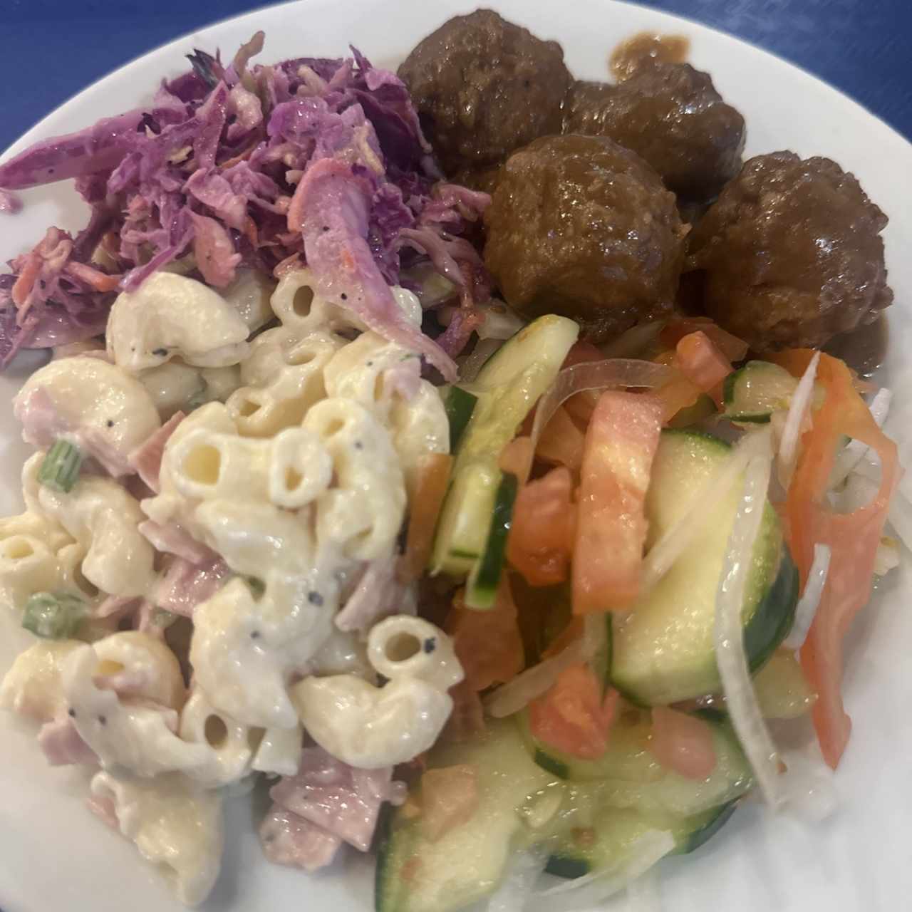 Albóndigas con ensaladas variadas 