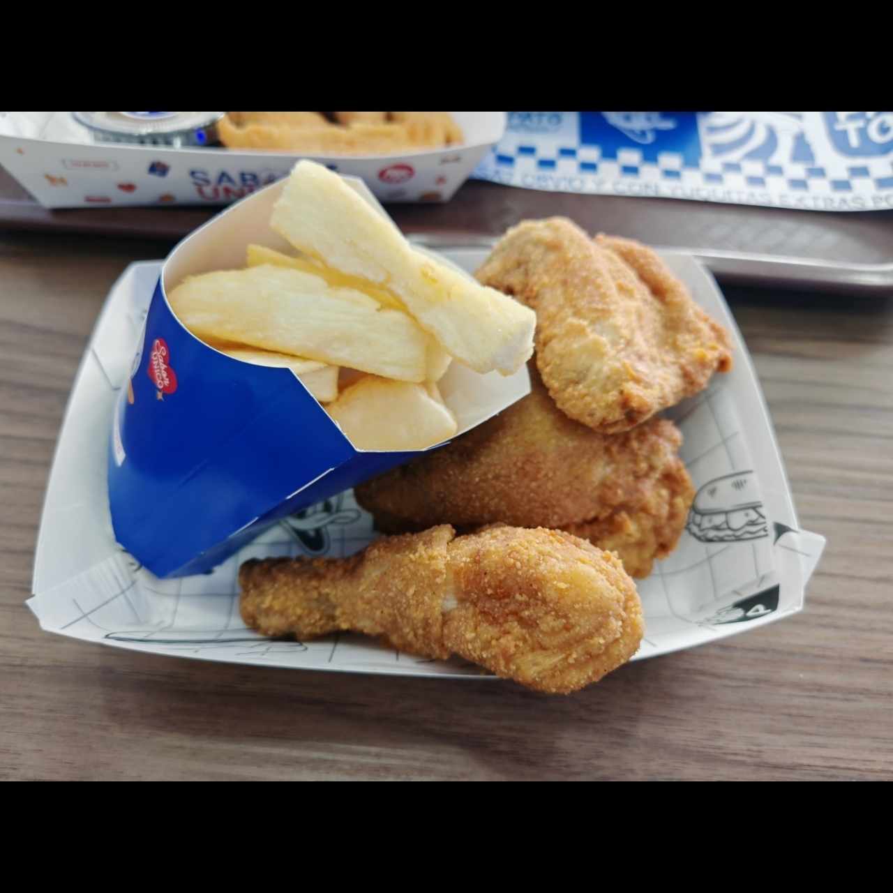 3 piezas de pollo con yuquitas