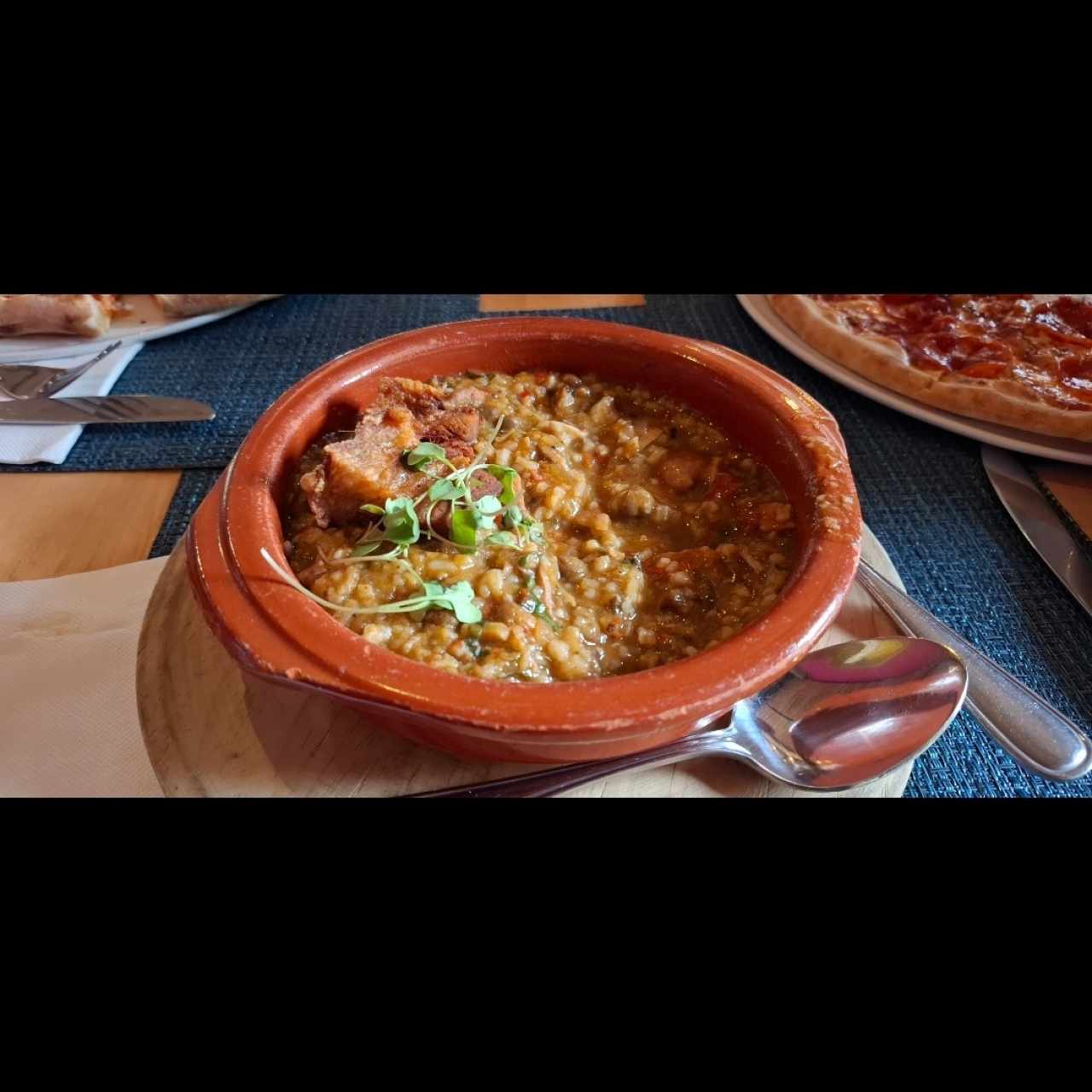Guacho de Guandú y Chicharrón de Cerdo