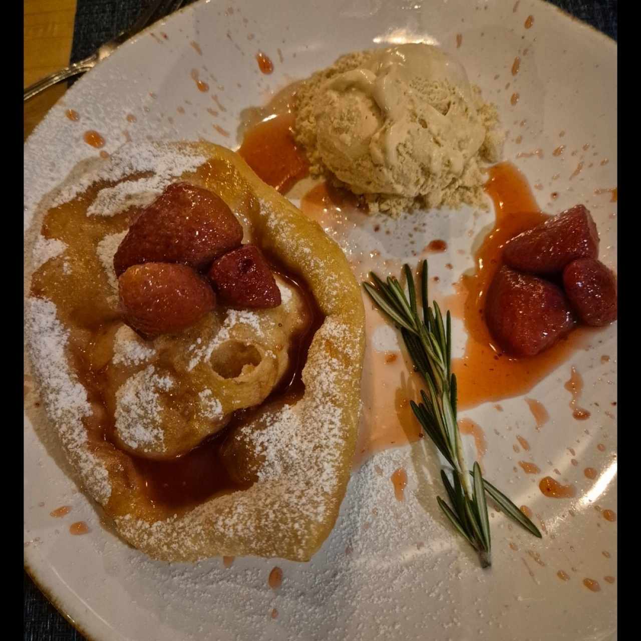 Hojaldra con fresas y helado de manjar blanco