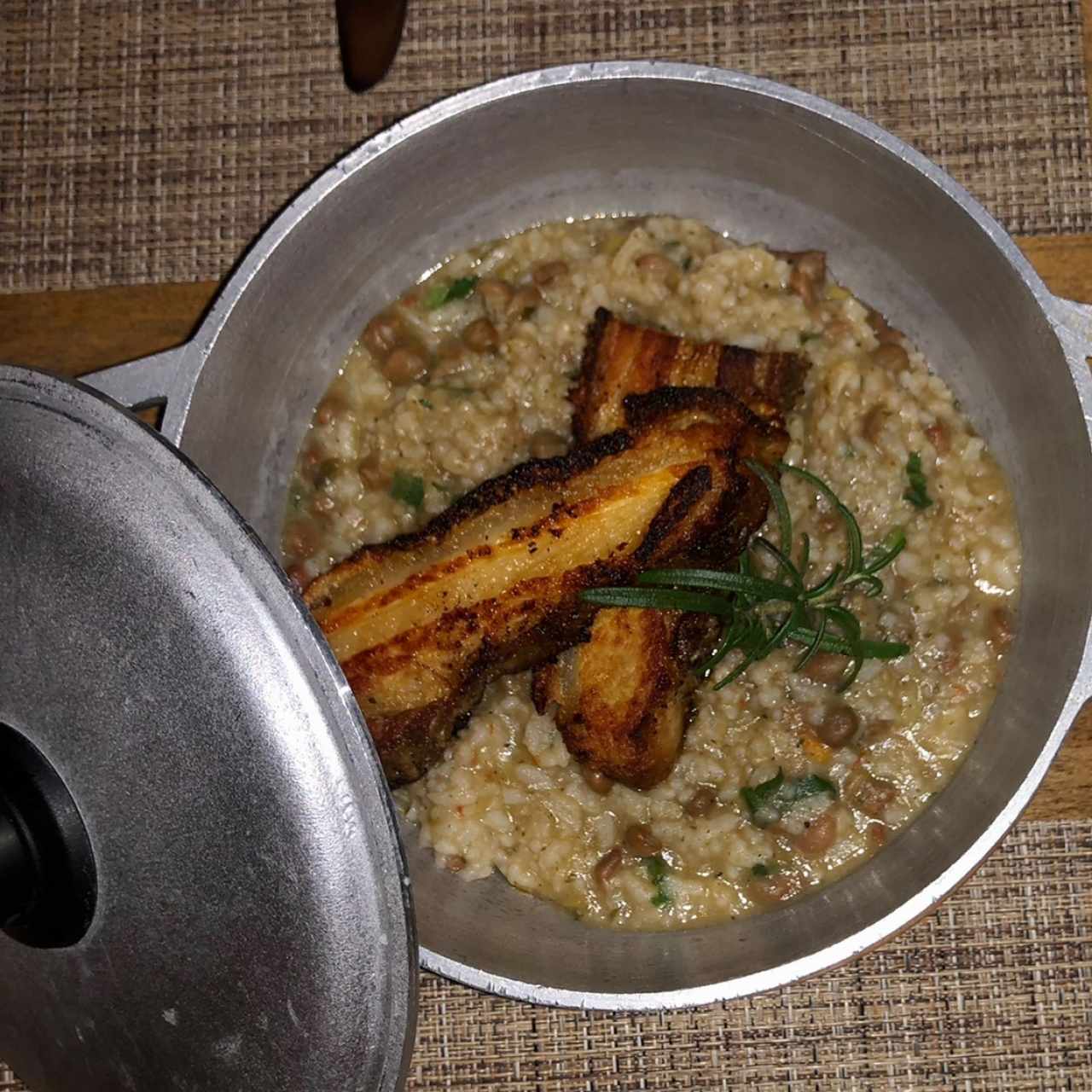 Guacho de guandú y chicharrón de cerdo