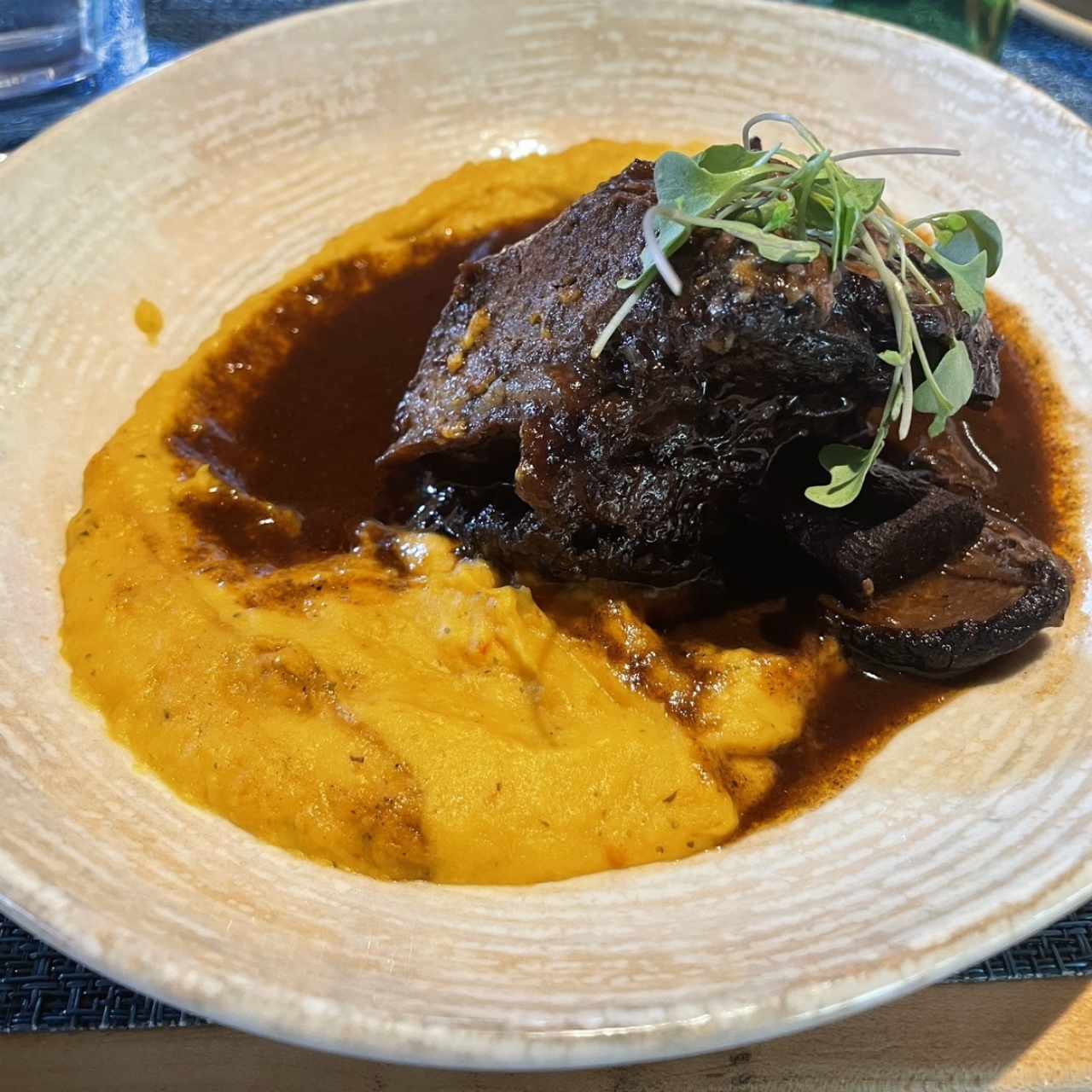 Asado de Tira con Tamal de Olla