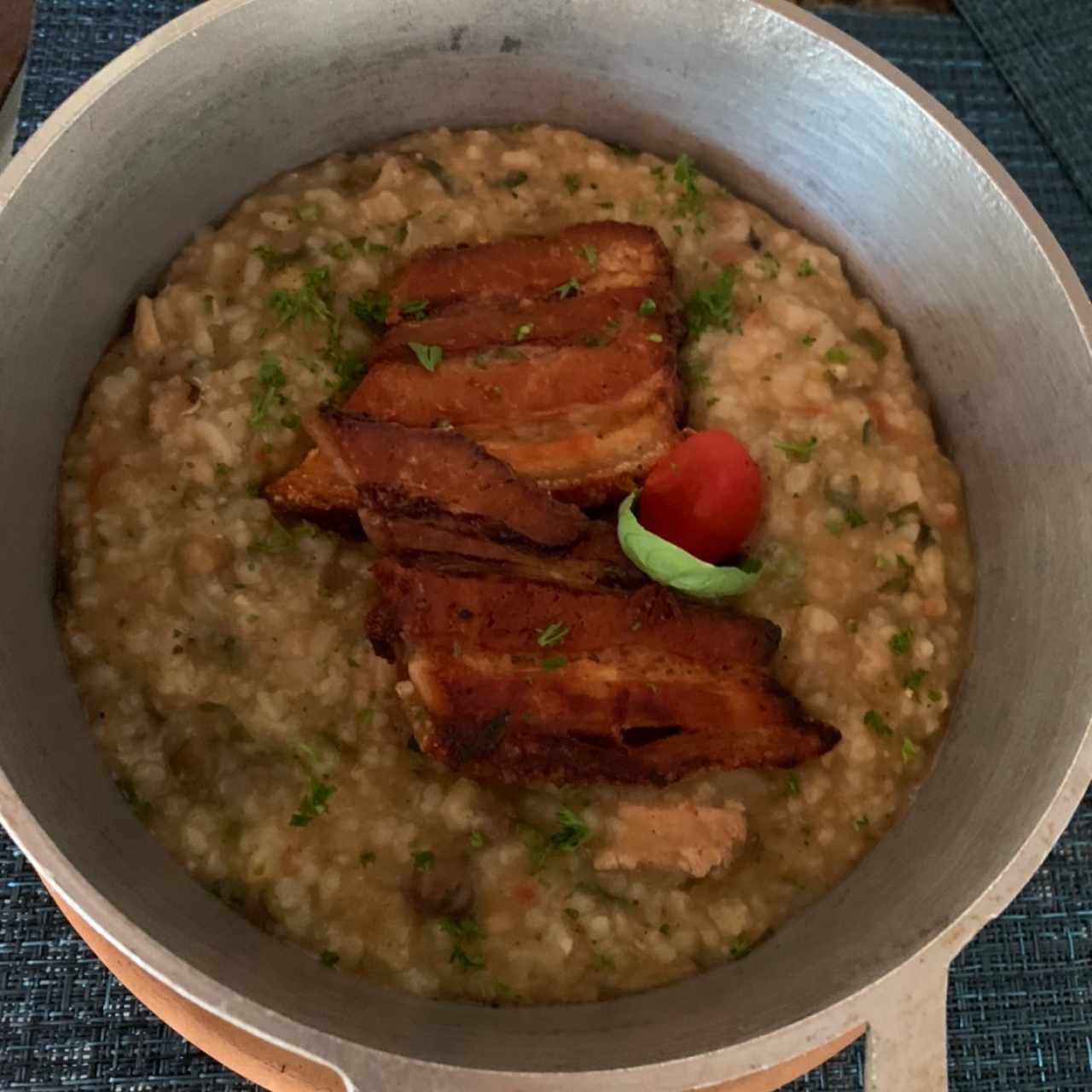 Guacho de Guandú y Chicharrón de Cerdo