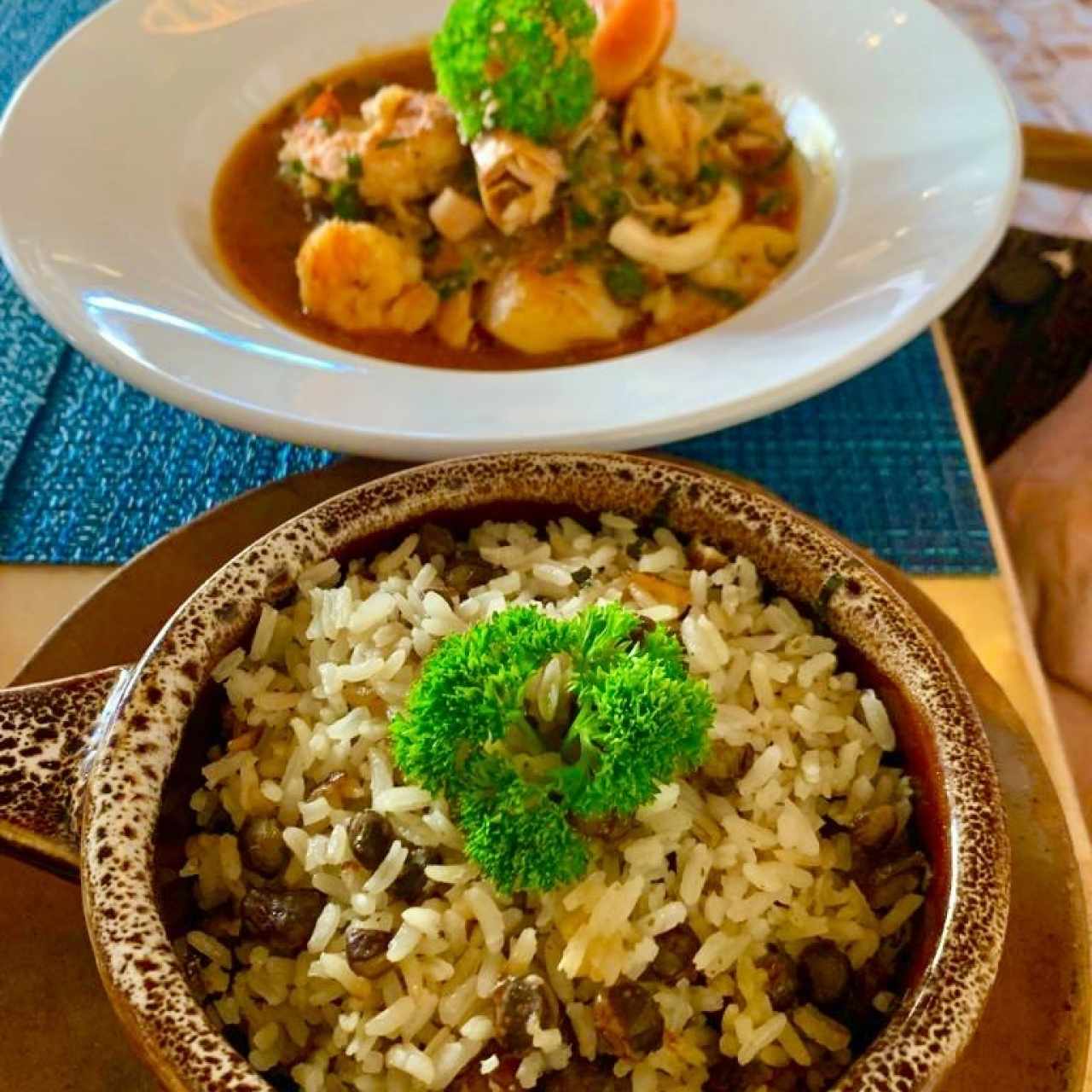 CORVINA EN SALSA DE MARISCO (Servida con Salsa de Camarones, Almejas, Pulpo y Langostinos) con Arroz con Guandú