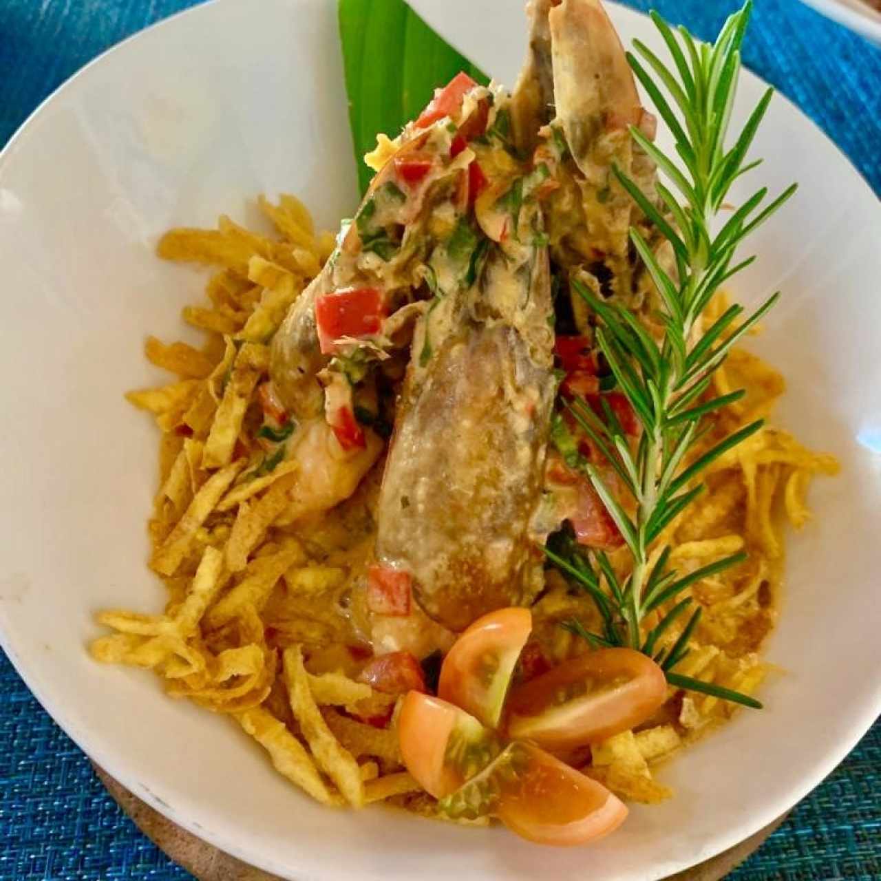 LANGOSTINOS A LA PEDRADA (Langostinos en Salsa de Coco y Tomate sobre una Cama de "Concolón")