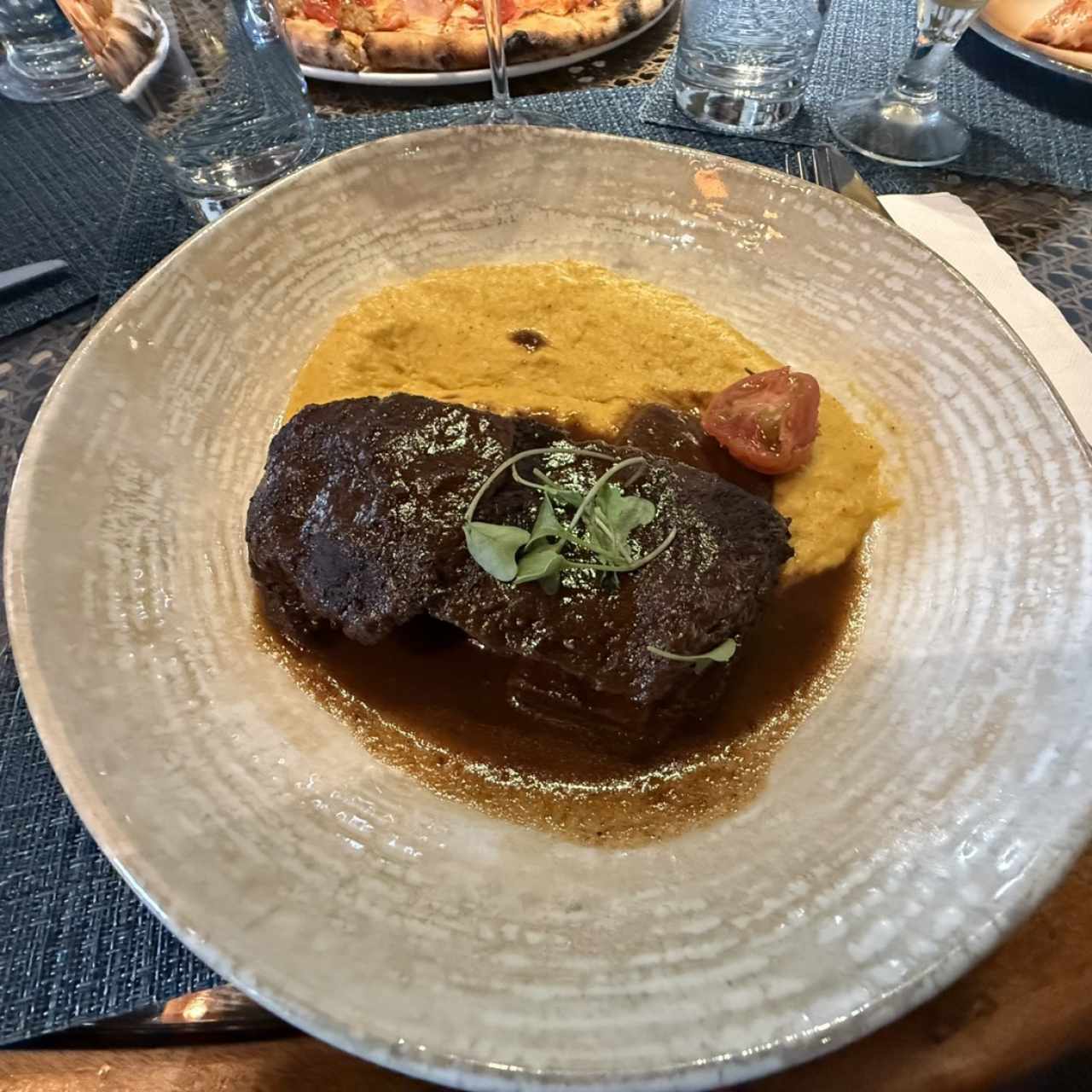 Asado de Tira con Tamal de Olla