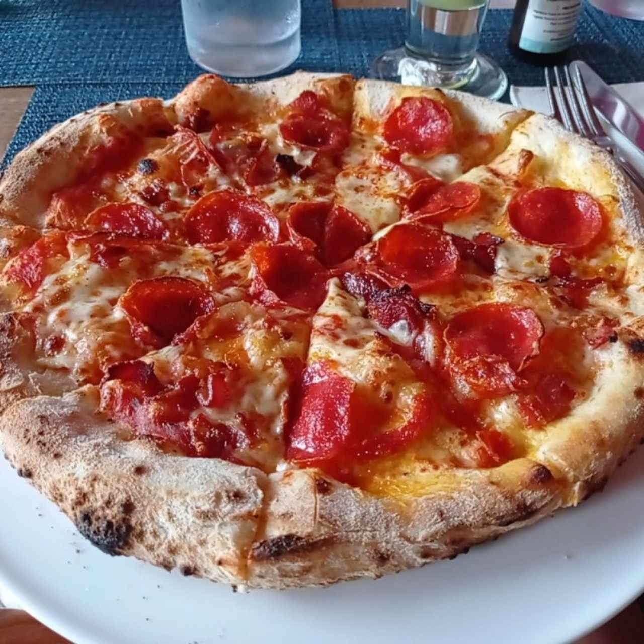 pizza de pepperoni y miel picante 